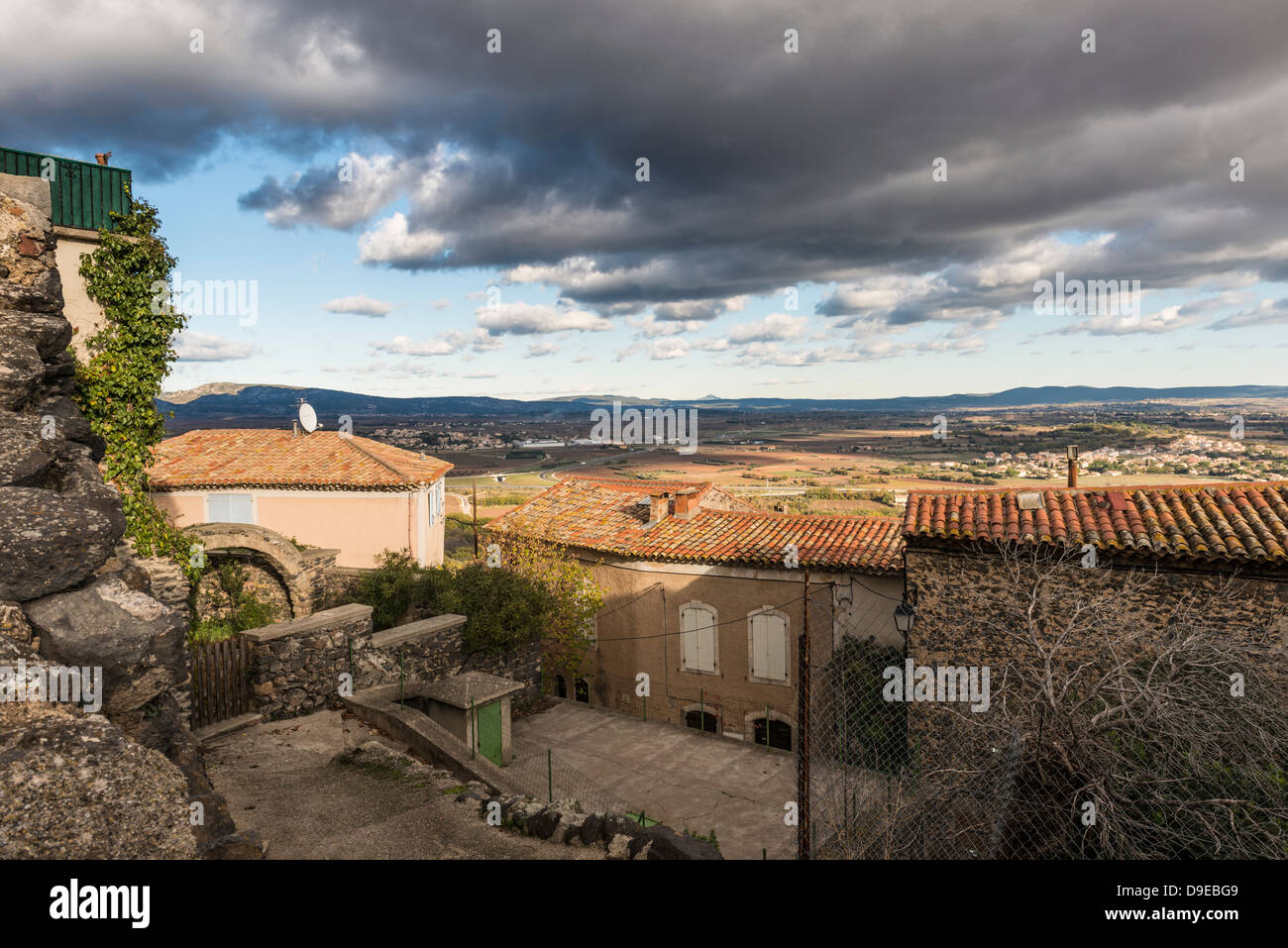 Unverbaute Aussicht auf die Landschaft von der Hügel Dorf von Lacoste, Hérault, Languedoc-Roussillon, Frankreich Stockfoto