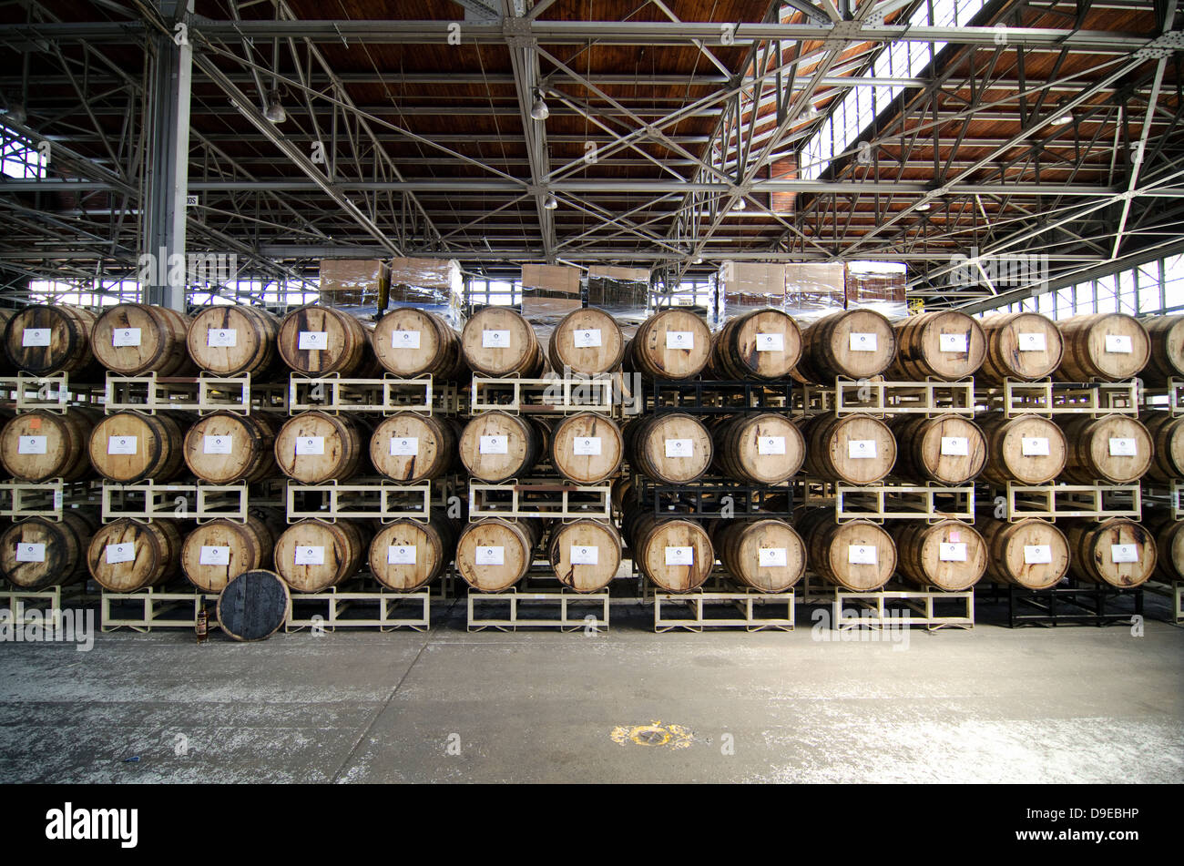 Fässer Whisky gestapelt in der St.-George-Brennerei in Alameda, Kalifornien. Stockfoto