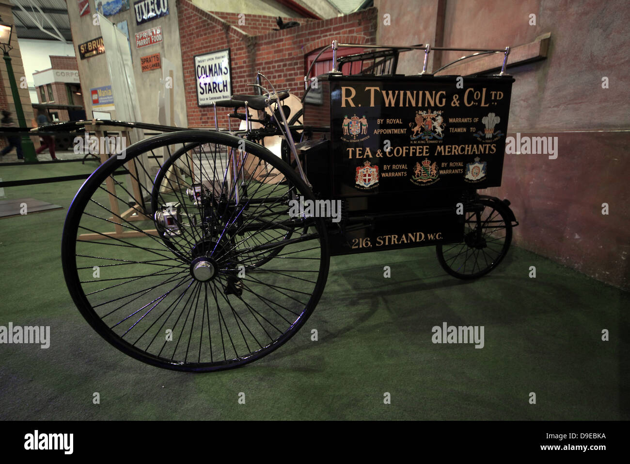 PENNY FARTHING TRIKE Meilensteine BASINGSTOKE HAMPSHIRE 1. April 2013 Stockfoto