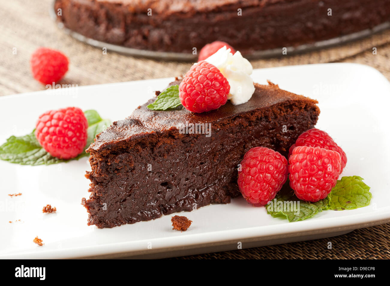 Hausgemachter Schokoladenkuchen mit Himbeeren und Minze Stockfoto