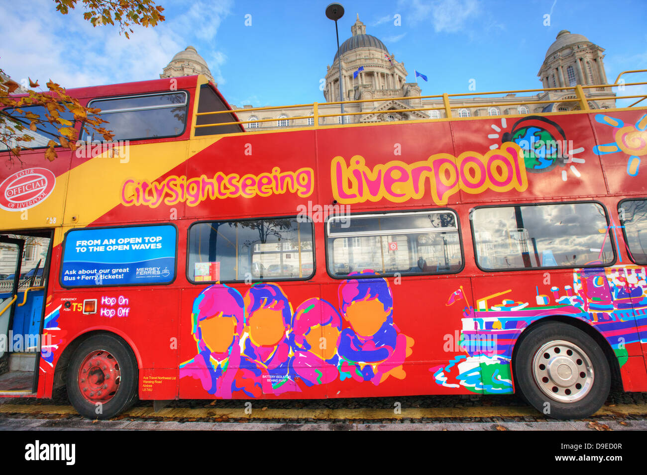 Sightseeing-Bus mit bunten Bildern der Beatles im Stadtzentrum von Liverpool. Stockfoto