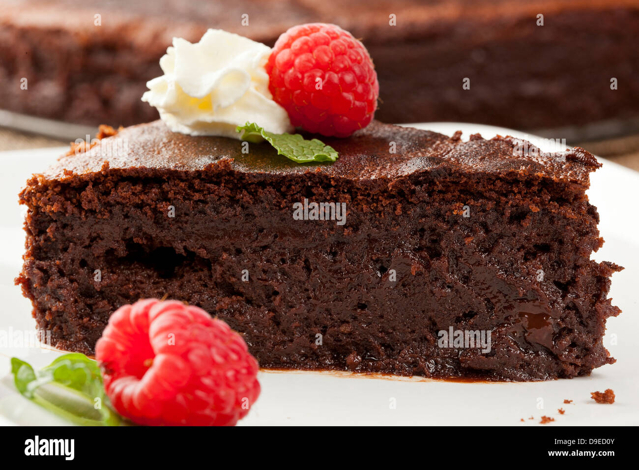 Hausgemachter Schokoladenkuchen mit Himbeeren und Minze Stockfoto