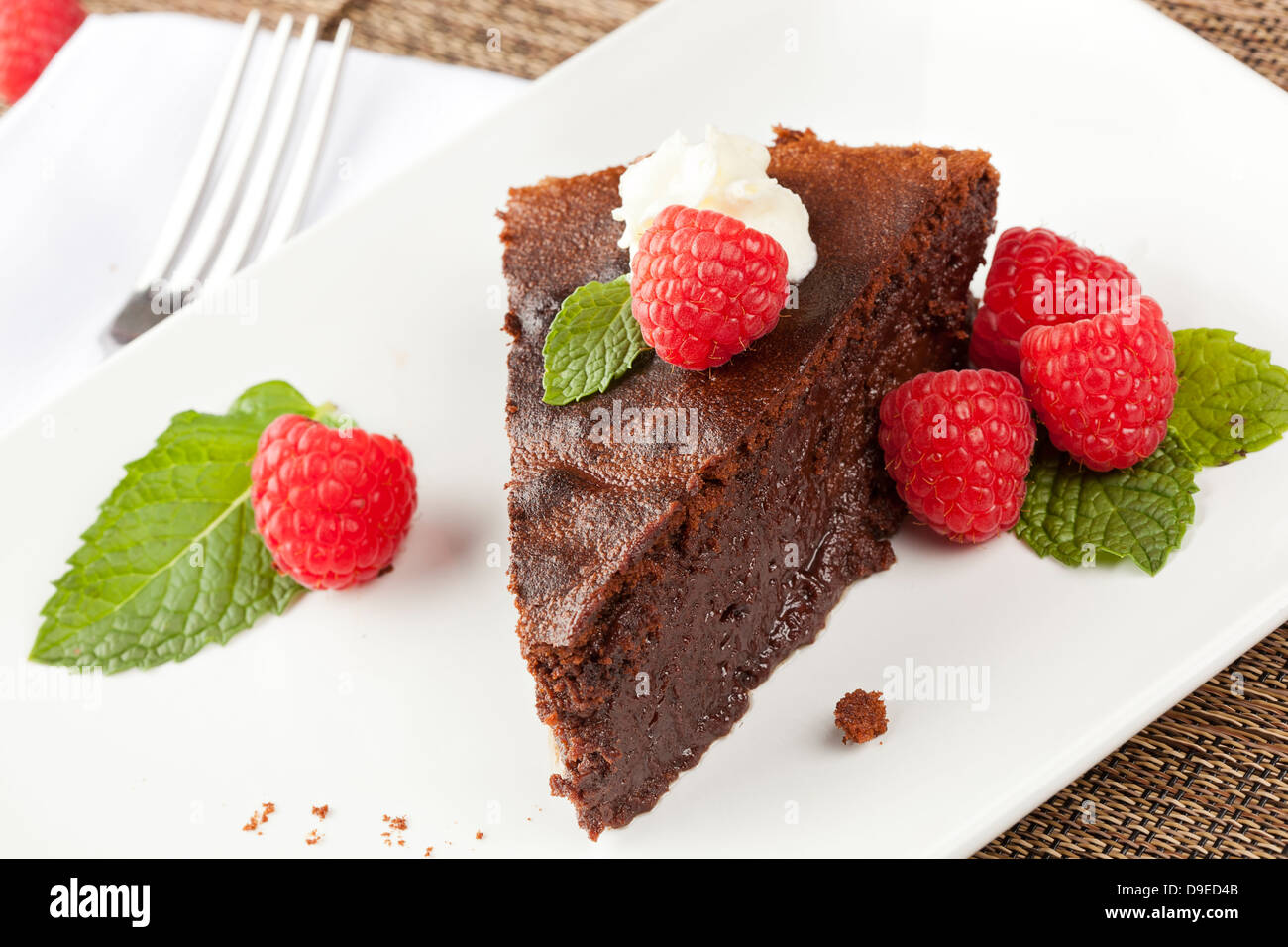Hausgemachter Schokoladenkuchen mit Himbeeren und Minze Stockfoto
