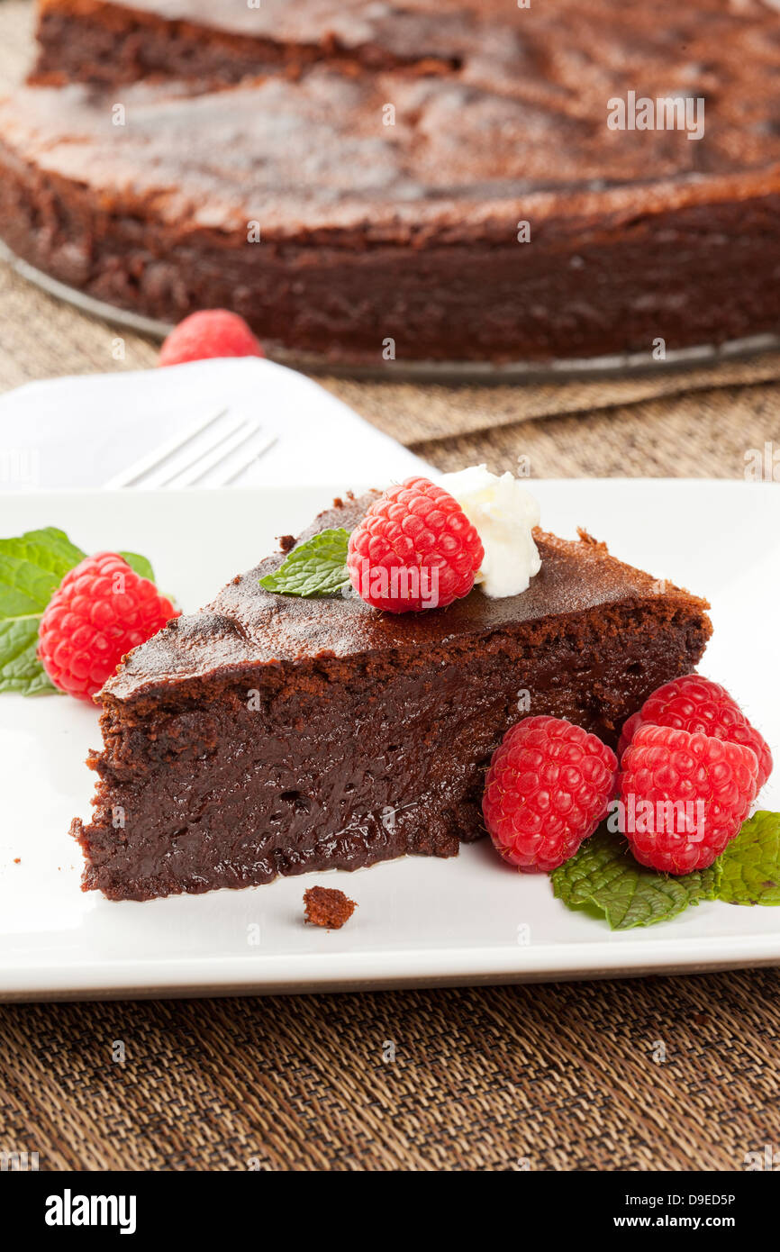 Hausgemachter Schokoladenkuchen mit Himbeeren und Minze Stockfoto