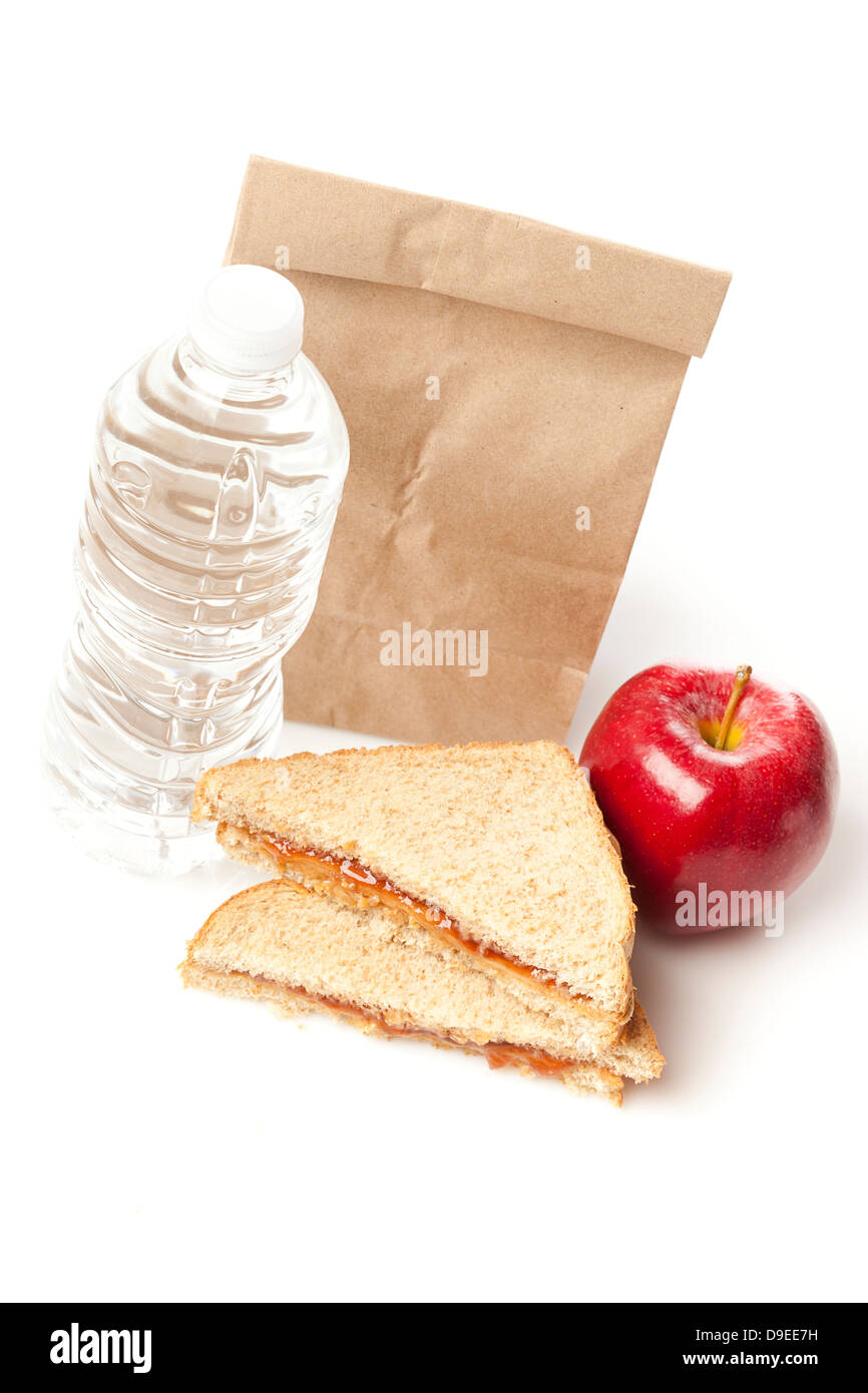 Erdnussbutter und Gelee Lunchpaket mit Wasser und Apfel Stockfoto