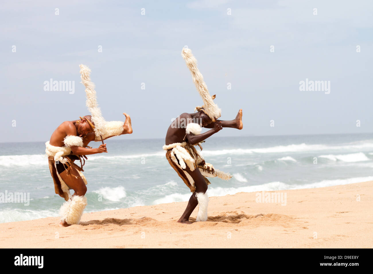 Afrikanische Zulu Mann tanzen am Strand Stockfoto