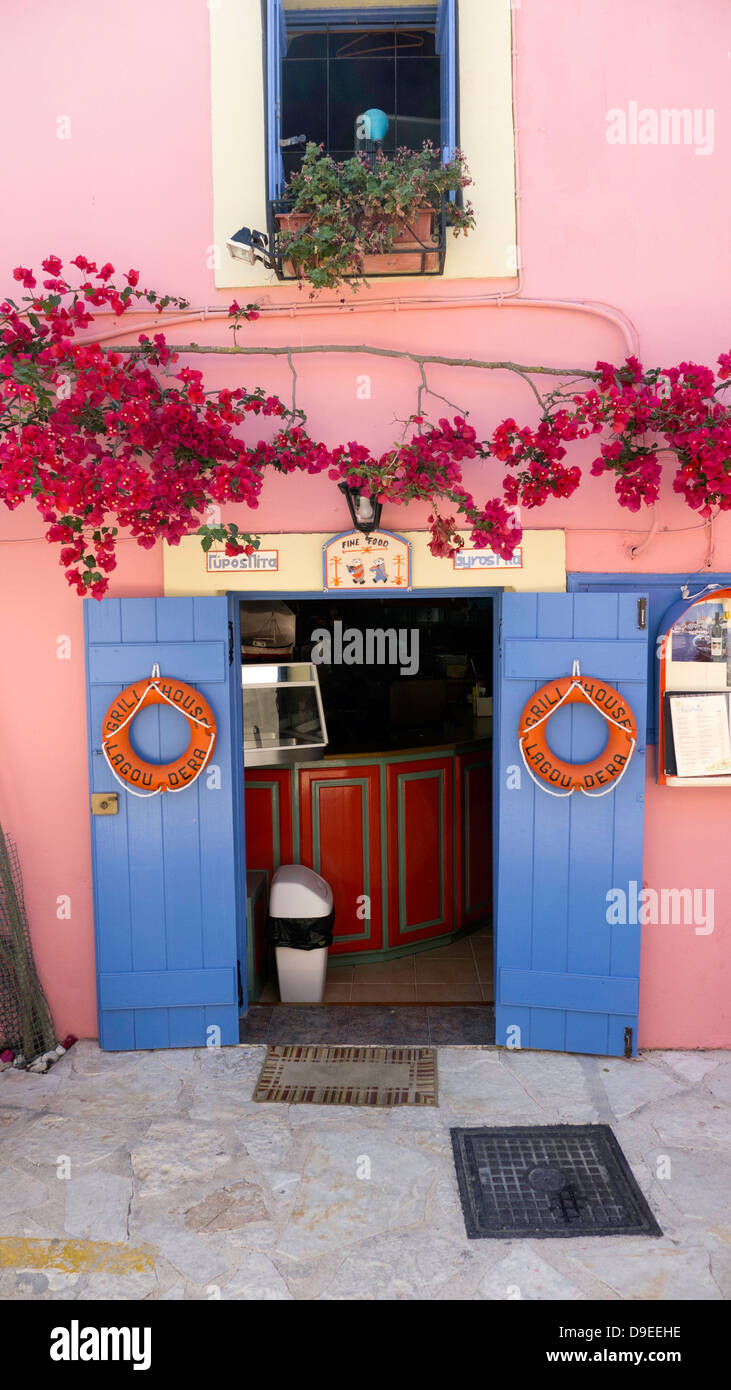 Griechische Taverne griechischen Bar Fiscardo attraktive Gebäude mit Kletterpflanzen und Segeln Thema Eingang. Stockfoto
