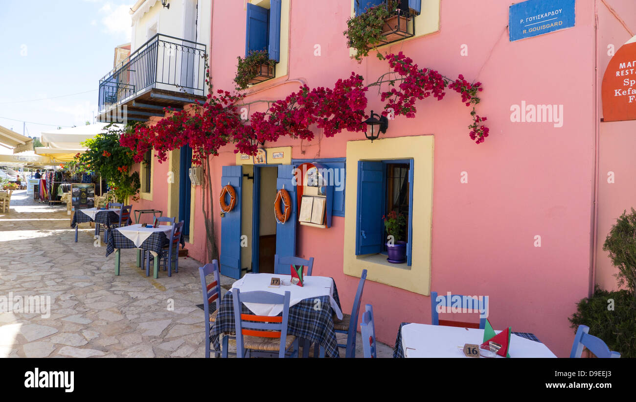 Griechische Taverne Fiscardo Kefalonia Rosa Haus griechische Straße Stockfoto