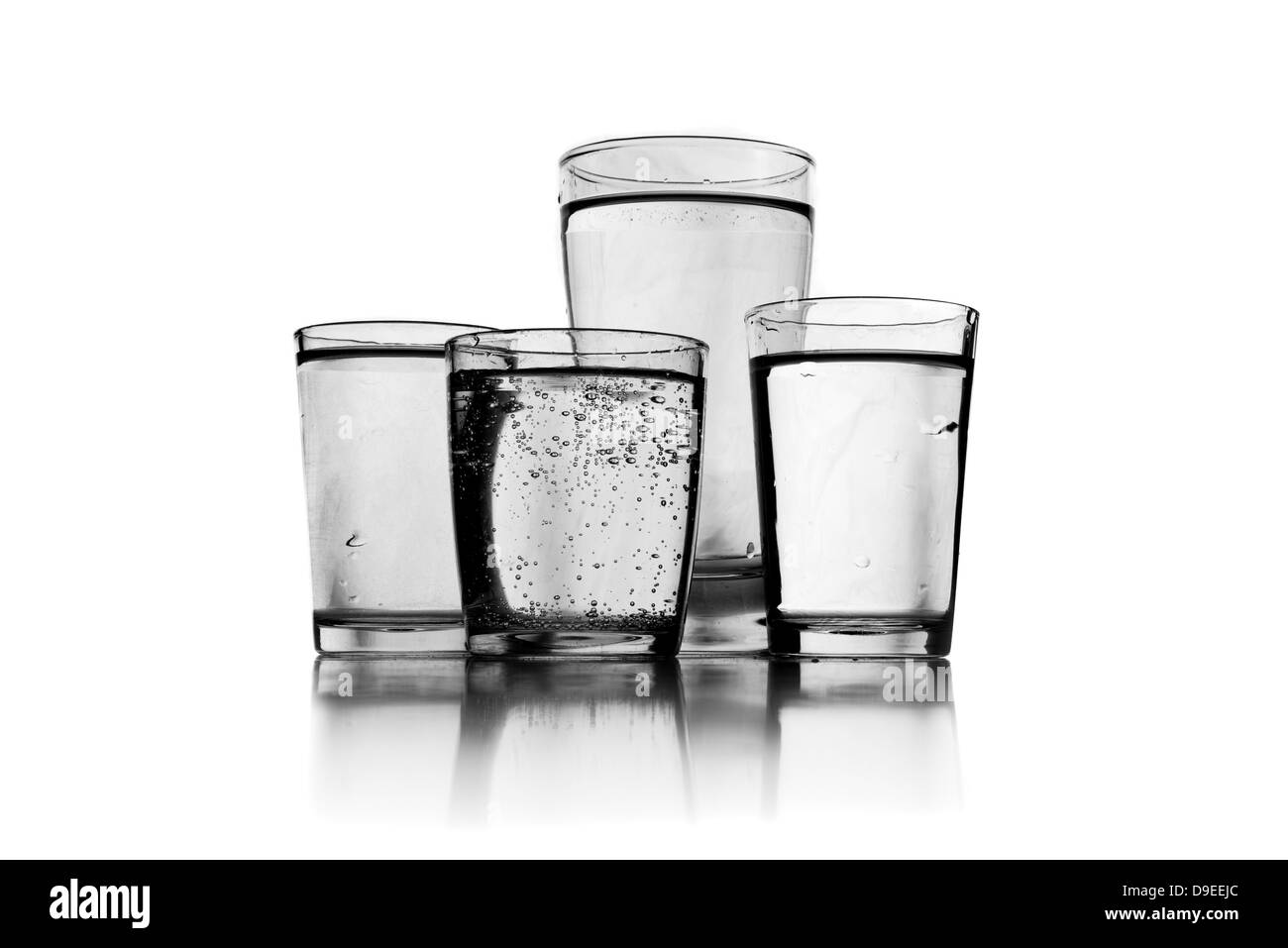 Glas kaltes, frisches Trinkwasser mit Reflexion. Stockfoto