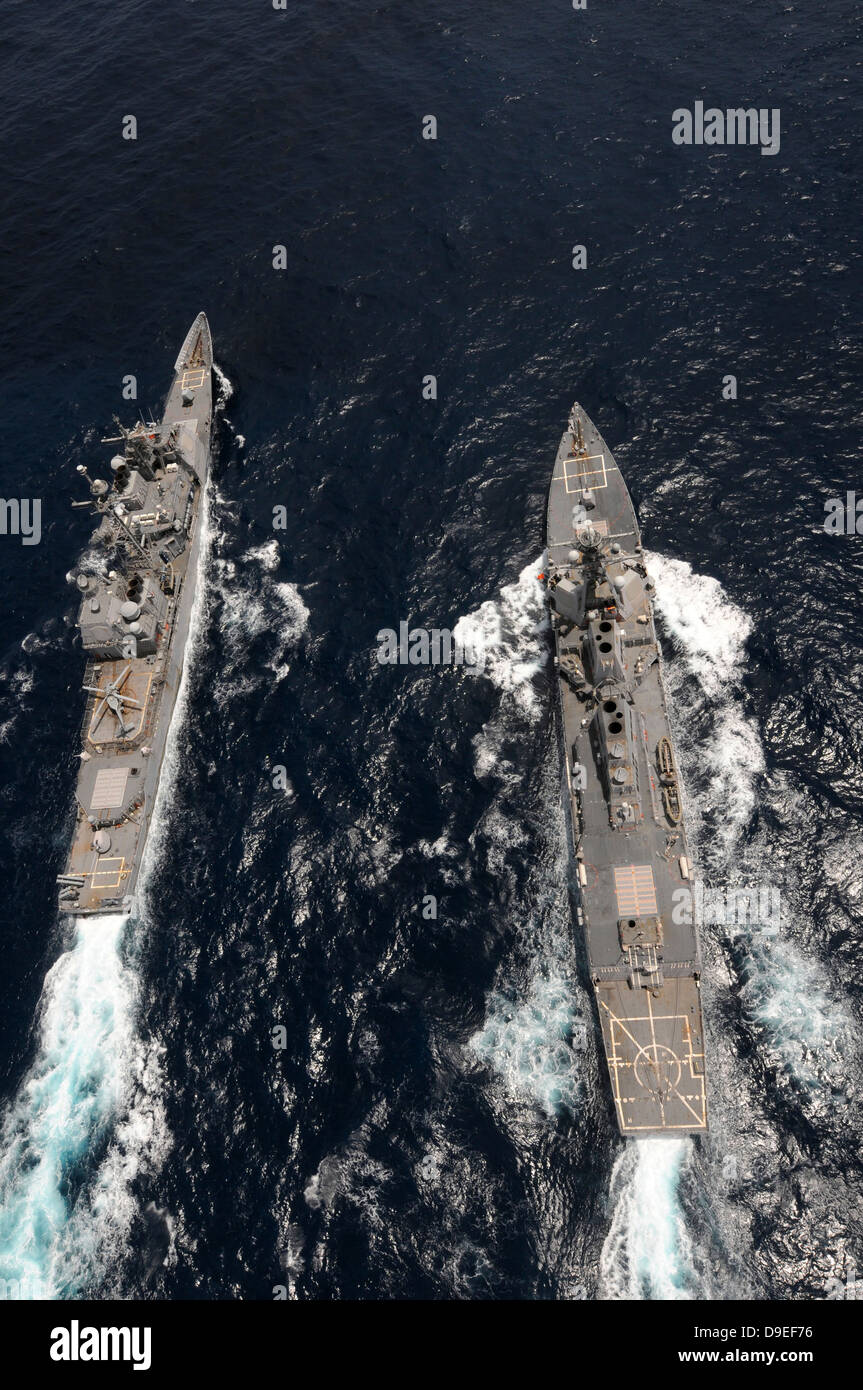 Geführte Flugkörper Zerstörer USS Gridley, geht links, geführte Flugkörper Kreuzer USS Chancellorsville. Stockfoto