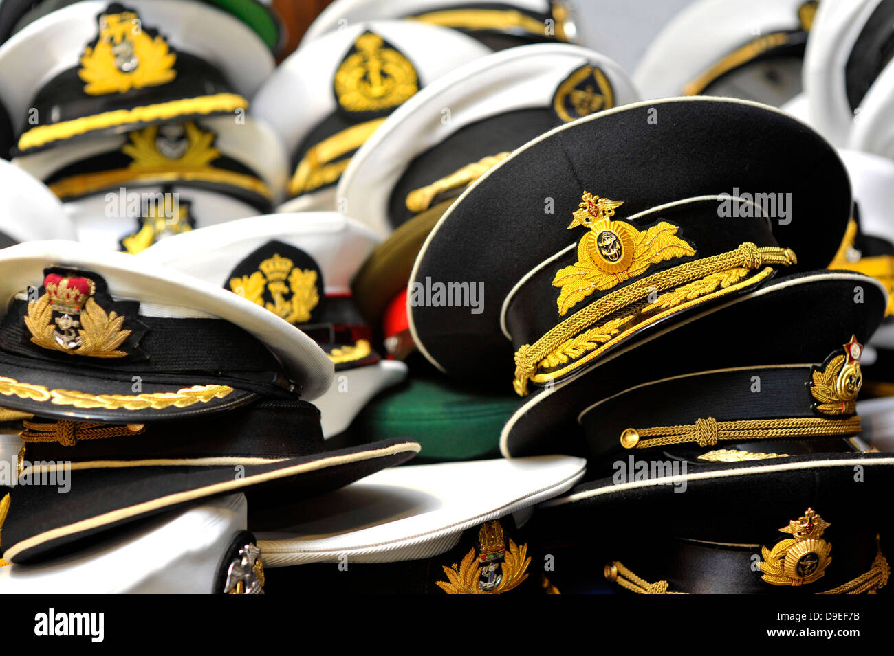 Hüte aus Vertretern von mehr als 100 Nationen auf einem Tisch. Stockfoto