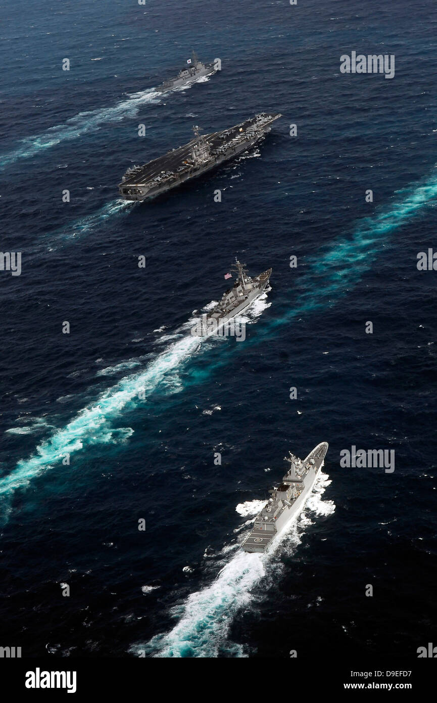 John C. Stennis Carrier Strike Group laufen in Formation mit Marineschiffen aus der Republik Korea. Stockfoto