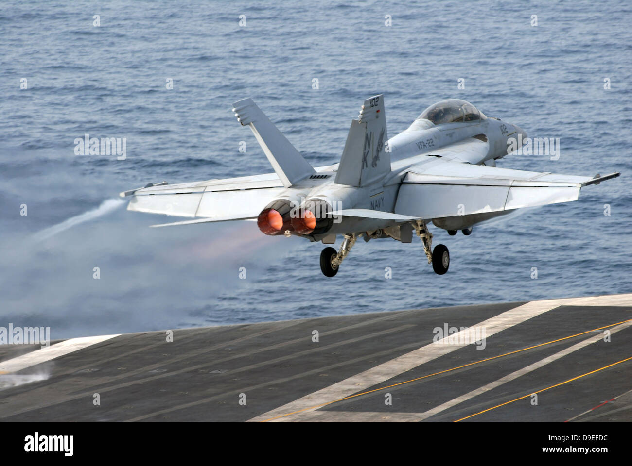 Arabisches Meer, 6. Juli 2009 - eine F/A-18F Super Hornet startet aus dem Flugzeugträger USS Ronald Reagan (CVN-76). Stockfoto