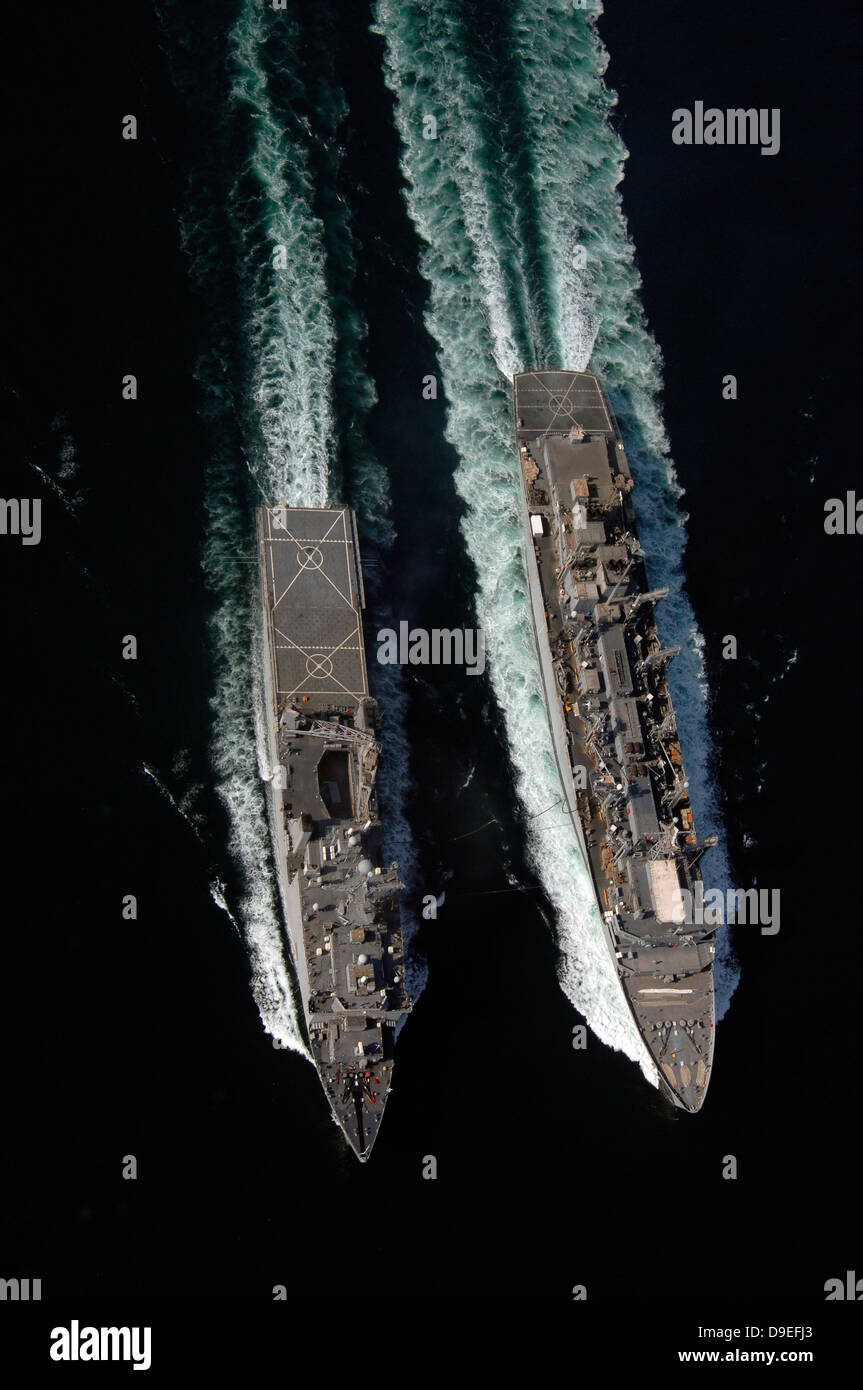 Logistische Unterstützung Schiff USNS liefern führt schnell zu bekämpfen eine im Gange Nachschub mit USS Comstock. Stockfoto