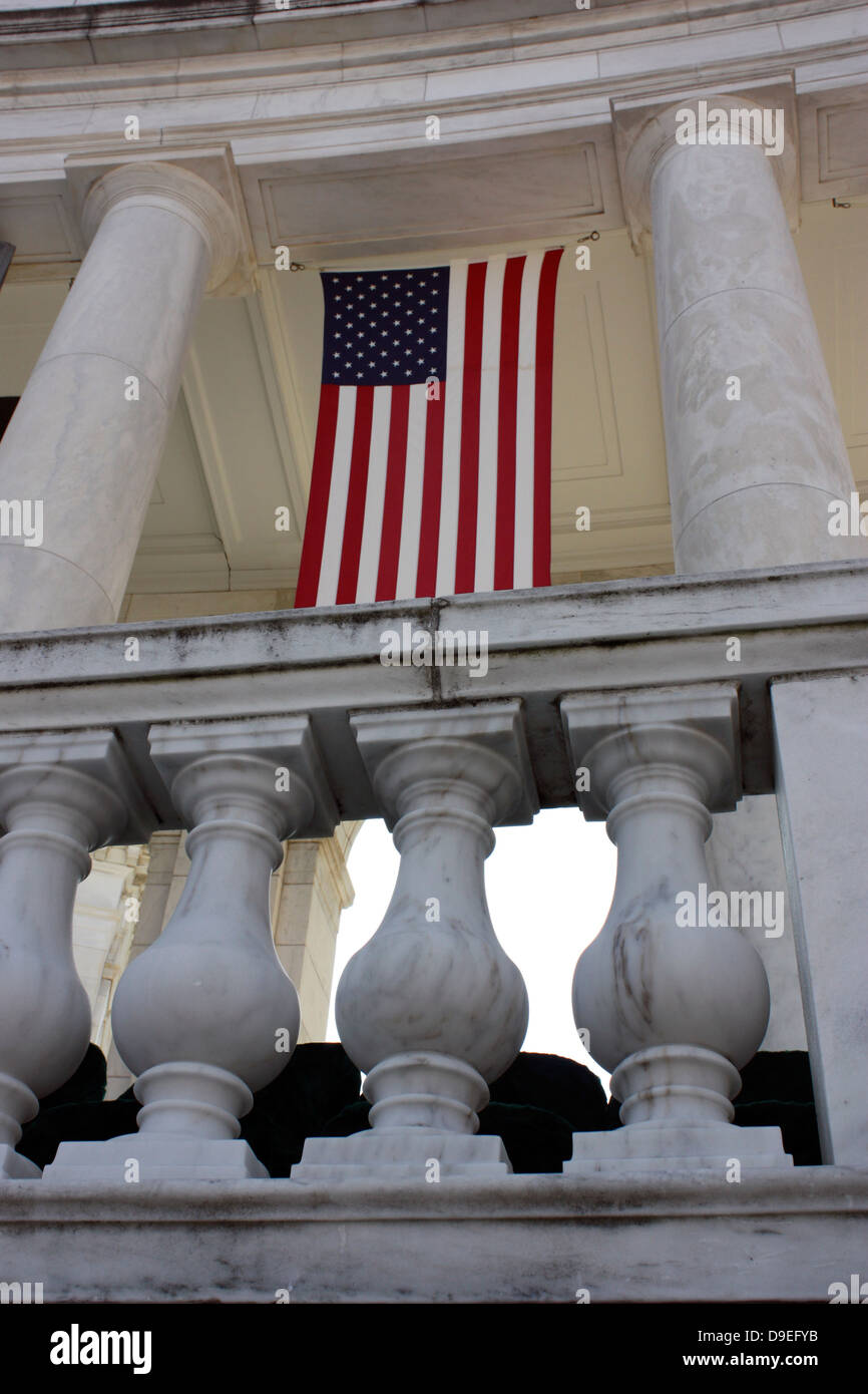 31. Mai 2010 - hängen amerikanische Flaggen im Amphitheater auf dem Nationalfriedhof Arlington Memorial Day gedenken. Stockfoto