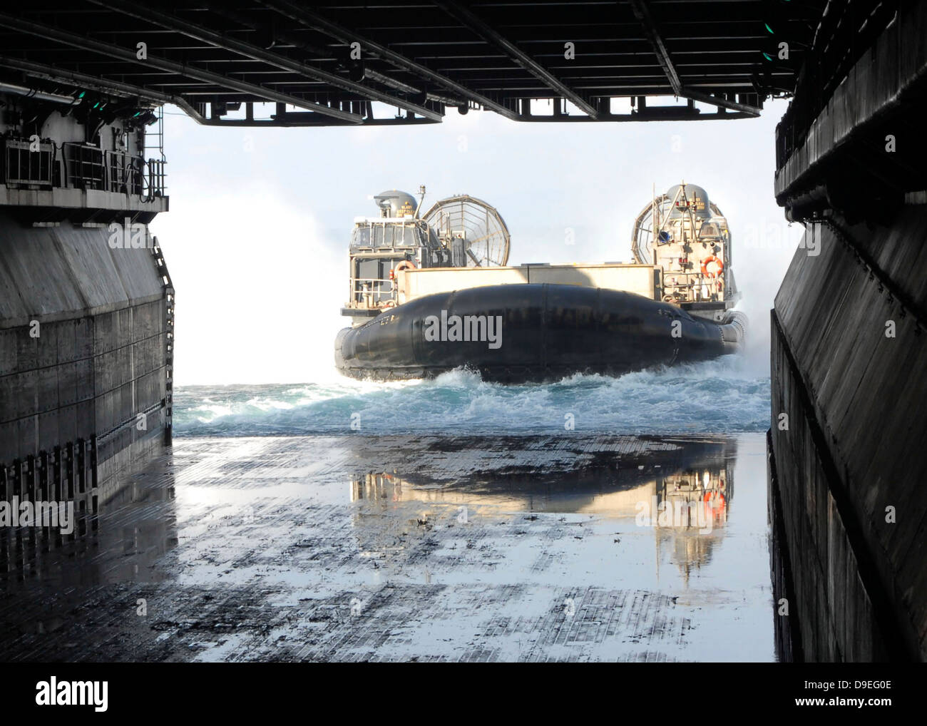 Ein Luftkissen Landungsboot bereitet gut Deck der USS Bonhomme Richard eingeben. Stockfoto