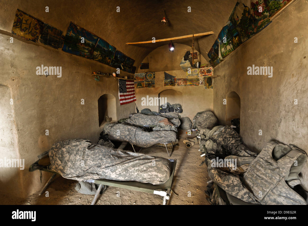 US-Soldaten in einem verlassenen Lehmhaus während Betrieb Helmand Spider schlafen. Stockfoto