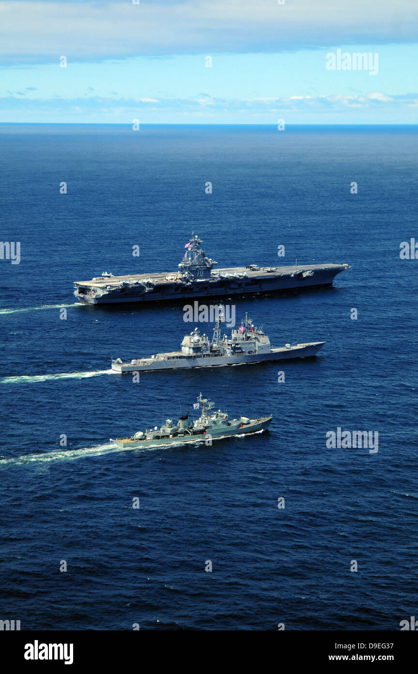 Schiffe der US Navy führen taktischen Manövern Übungen im Atlantischen Ozean. Stockfoto