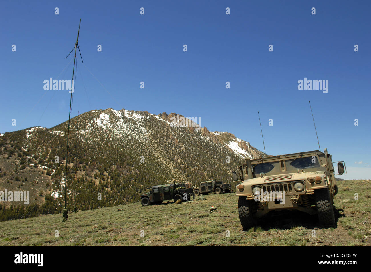 Ein Humvee parkt am Standort im Mountain Warfare Training Center in Kalifornien wieder übertragen. Stockfoto