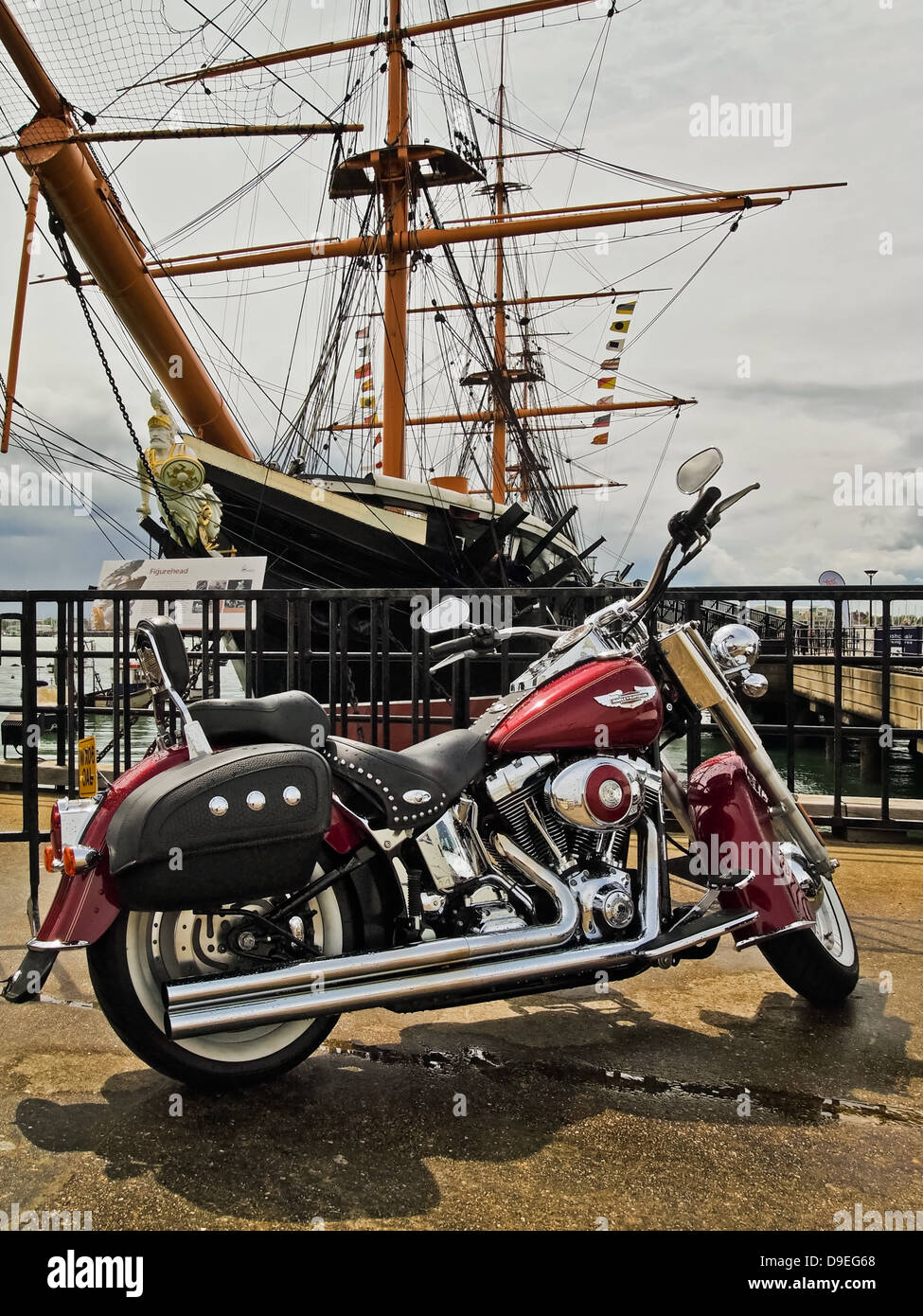 Harley-Davidson mit HMS Krieger im Hintergrund bei Portsmouth Historic Dockyard Stockfoto