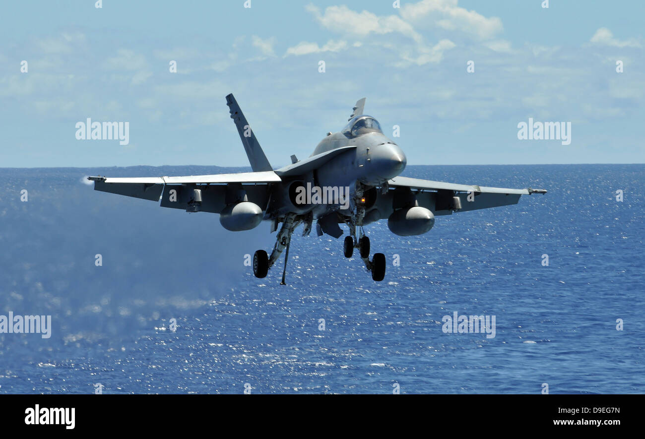 Pazifik, 16. Juli 2010 - ein F/A - 18 C Hornet Ansätze der Flight deck des Flugzeugträgers USS Ronald Reagan. Stockfoto