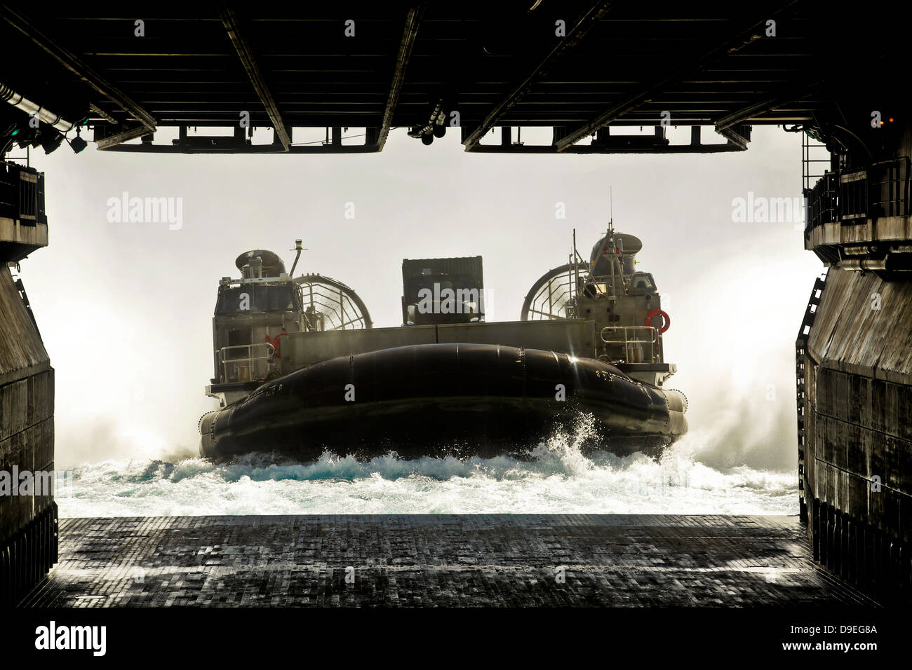 Ein Luftkissen Landungsboot bereitet das Brunnen-Deck des Schiffes Angriff USS Bonhomme Richard eingeben. Stockfoto