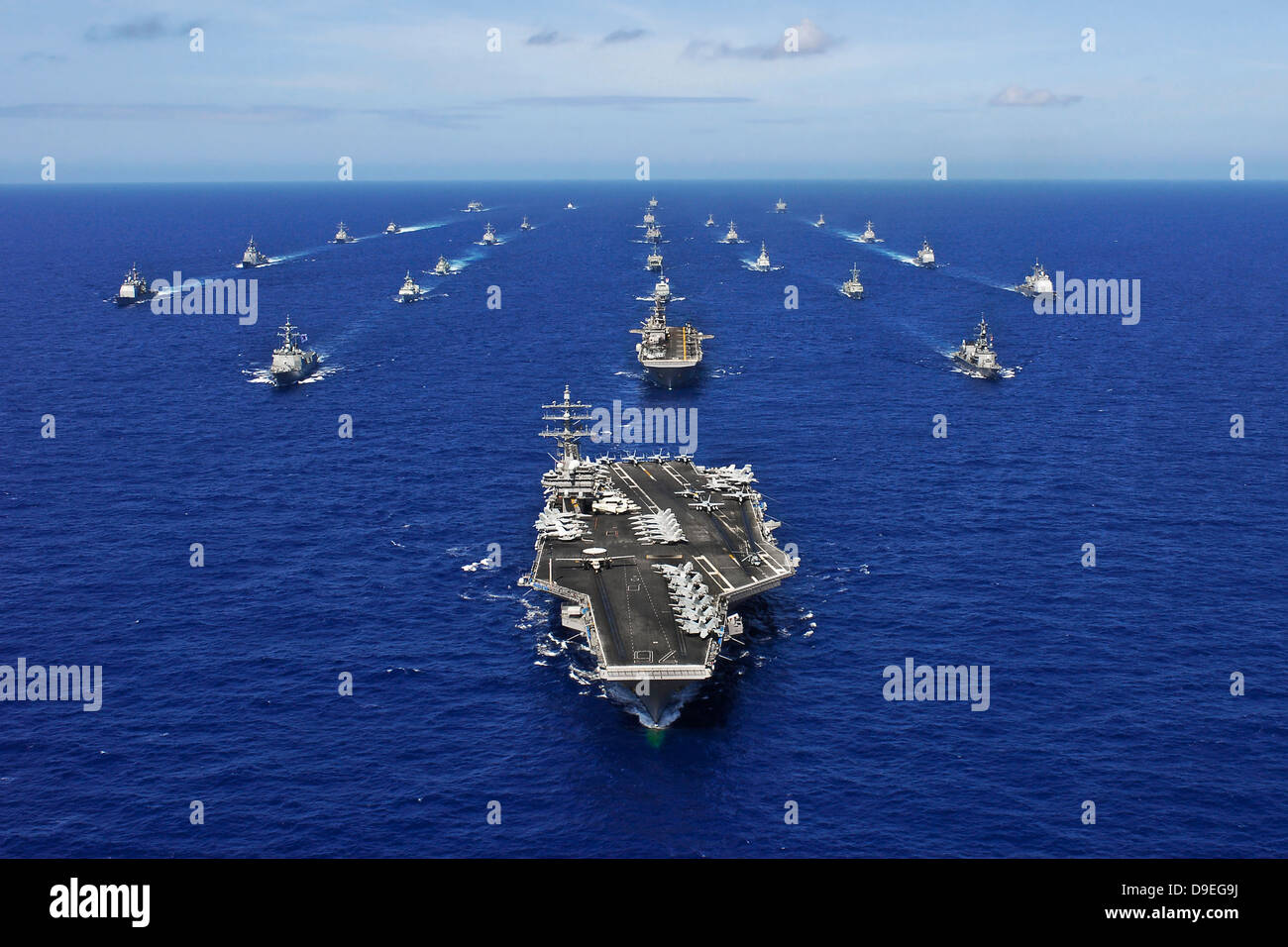 Flugzeugträger USS Ronald Reagan-Transite den Pazifischen Ozean mit einer Flotte von Schiffen. Stockfoto