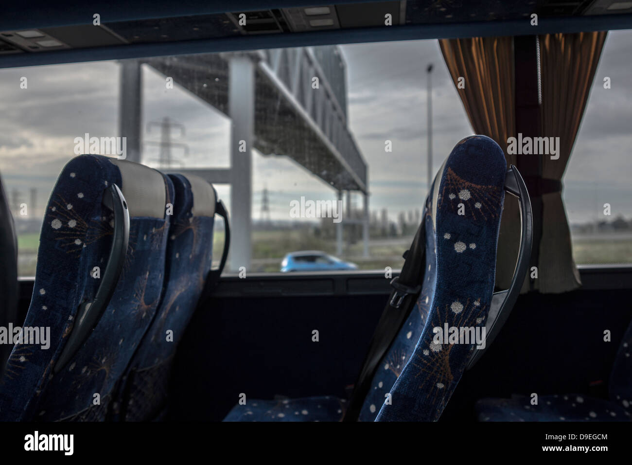 Coach Bus auto motor Weg Autobahn Sturm Bäume Bauernhof Stockfoto