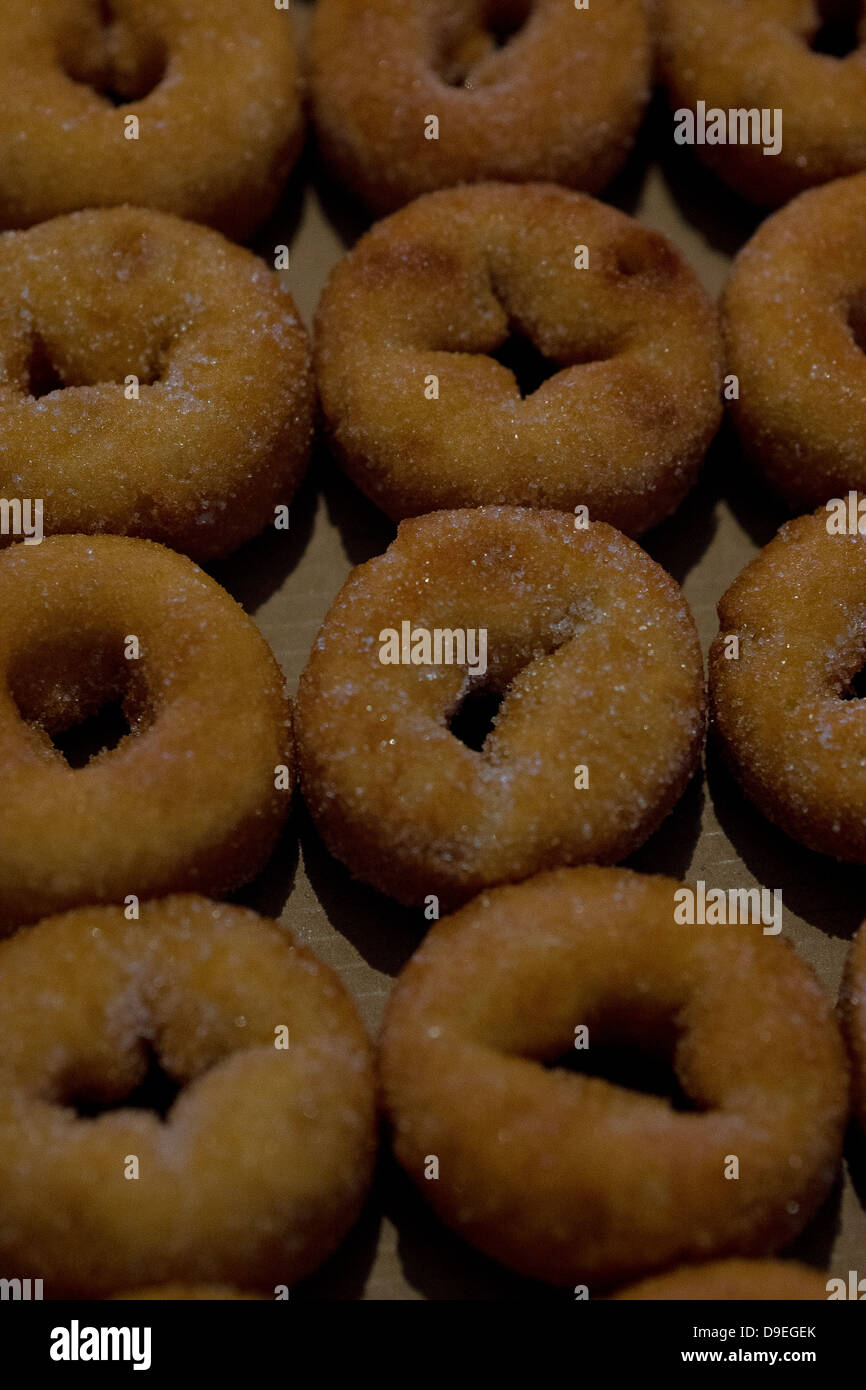 Krapfen Suger beschichtete Massenproduktion Massenproduktion Schatten Glasur box Stockfoto