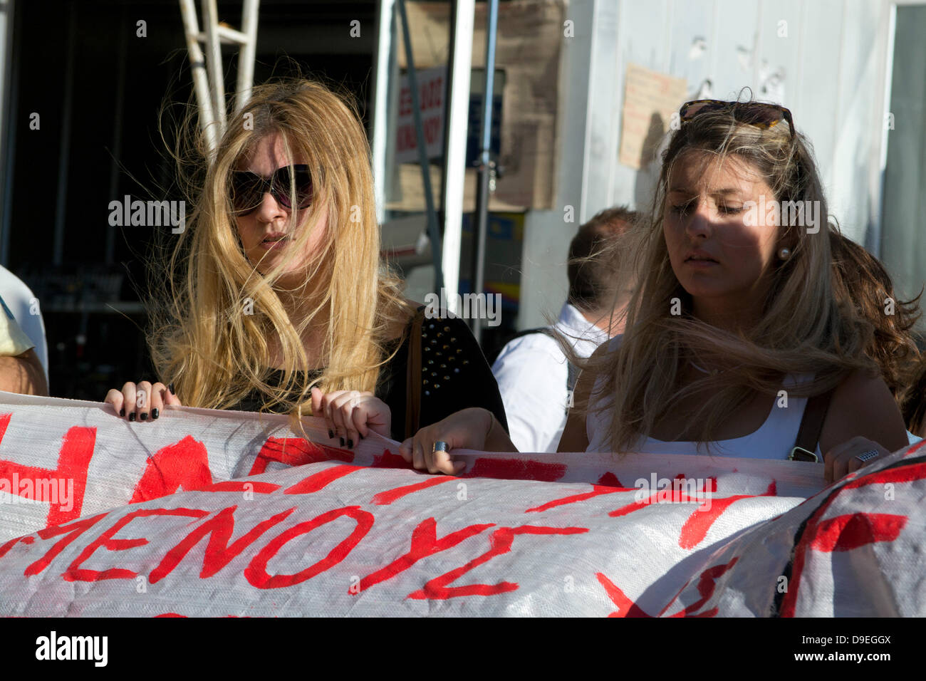 Athen, Griechenland, 18. Juni 2013. Studenten protestieren gegen die Schließung des griechischen Staatssender, ERT und Laien aus mehr als zweitausend Mitarbeiter. Sie marschierten mit Anti-Regierungs-Banner und riefen Slogans in Solidarität mit ERT Mitarbeiter. Bildnachweis: Nikolas Georgiou/Alamy Live-Nachrichten Stockfoto