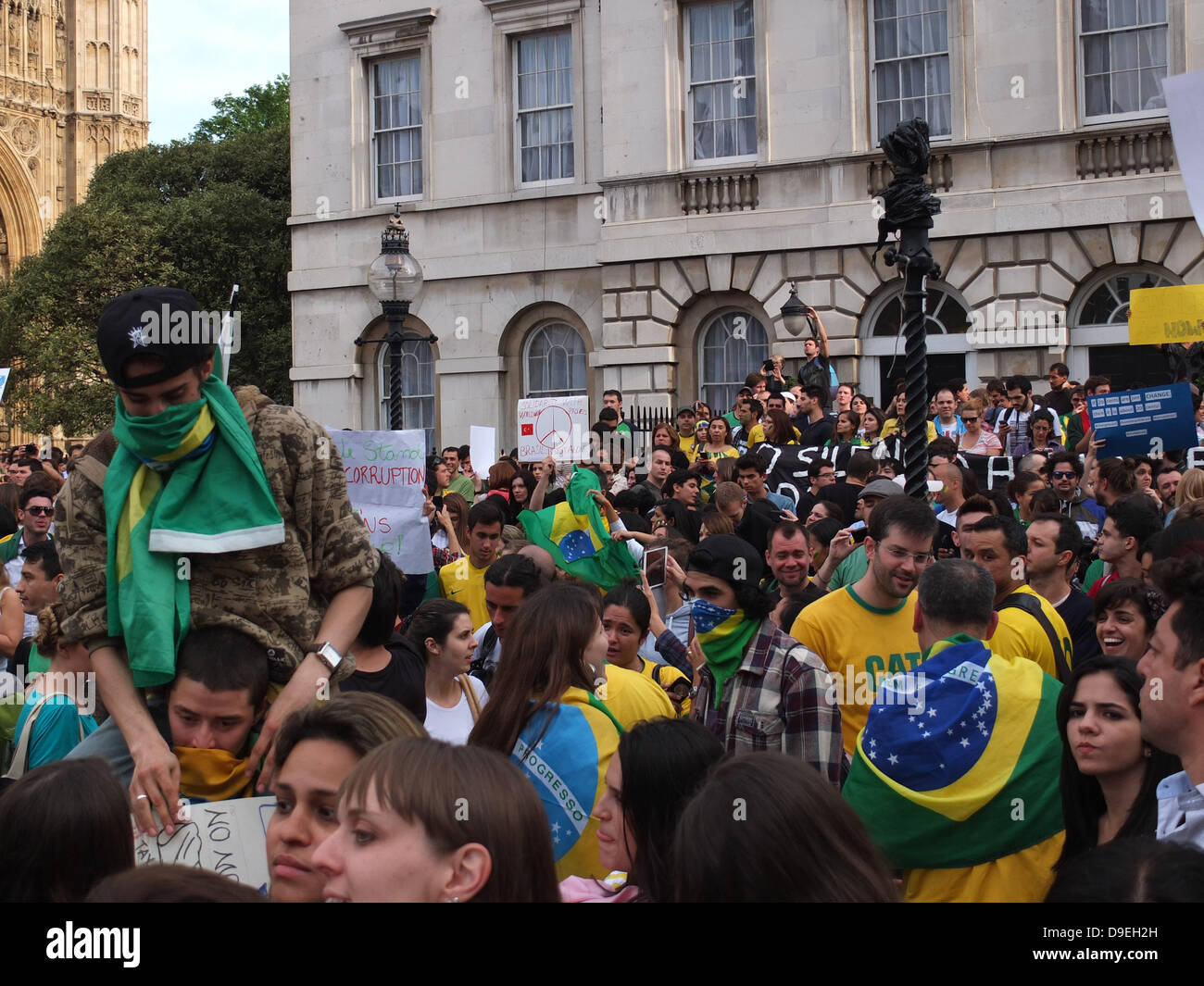 London, UK. Tausende von Brasilianern versammelten sich in Old Palace Yard, außerhalb des Parlaments tragen ihre Nationalfarben und wehende Banner und Fahnen. Bildnachweis: Nelson Pereira/Alamy Live News Stockfoto