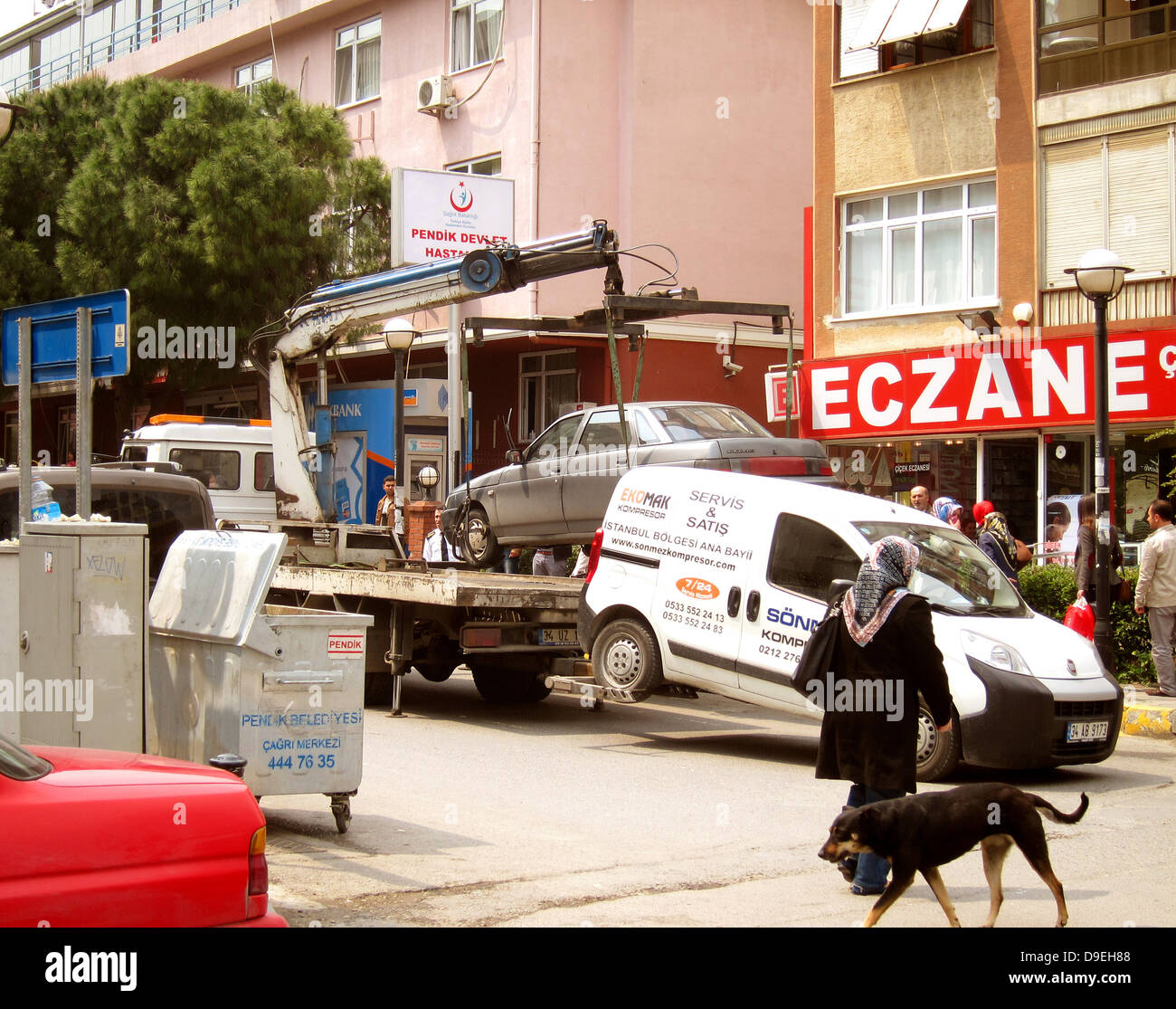 Verkehrspolizei heben ein schlecht parkenden Autos auf einem LKW in der Istanbul Vorstadt Pendik, April 2013 Stockfoto