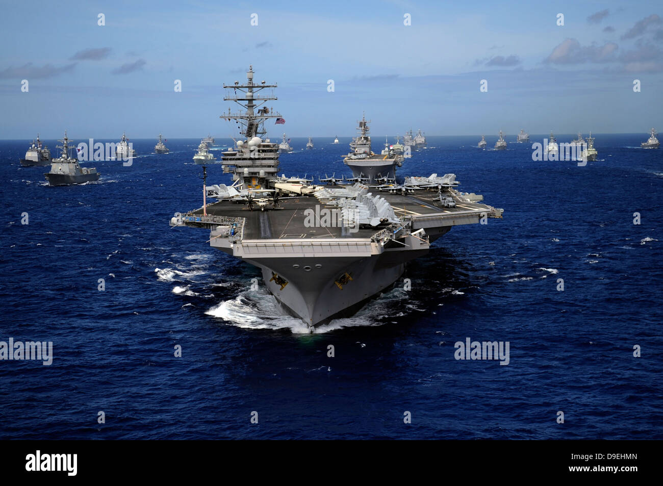 Flugzeugträger USS Ronald Reagan führt eine Masse Formation der Schiffe durch den Pazifischen Ozean. Stockfoto