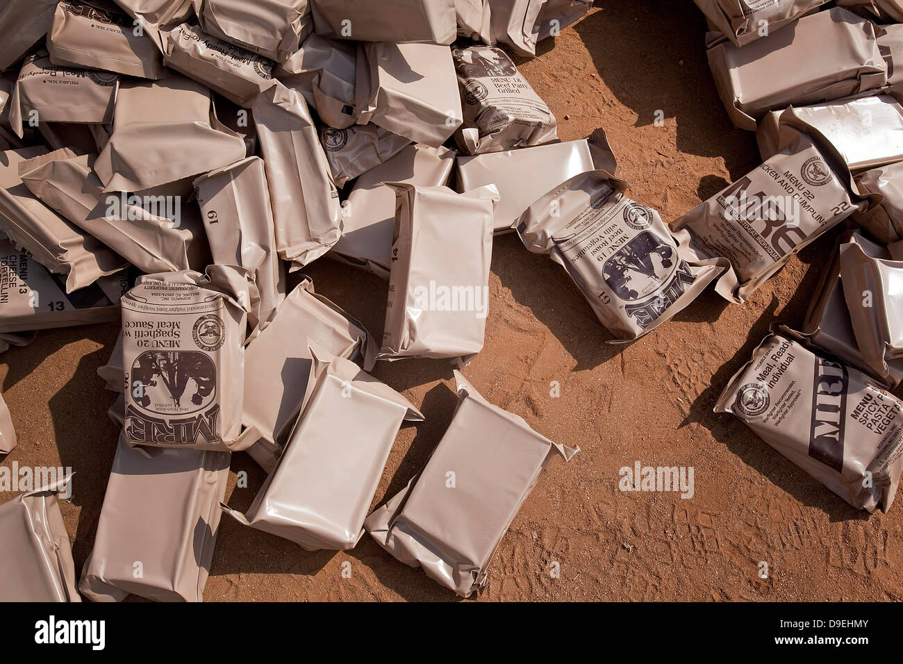 Ein Haufen von Mahlzeiten bereit zu Essen liegt auf dem Boden auf einem Gelände. Stockfoto