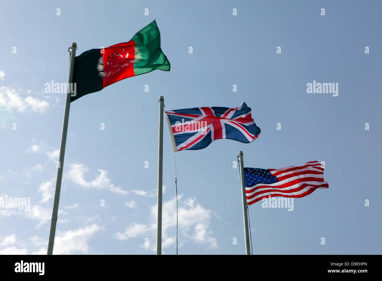 Die Nationalflagge des Vereinigten Königreichs zwischen Afghanistan und USA Flaggen. Stockfoto