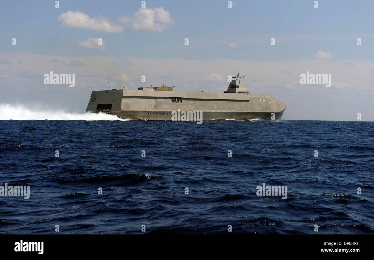 Das Sea Fighter littoral combat Schiff führt einen High-Speed-Lauf vor der Küste von Florida. Stockfoto