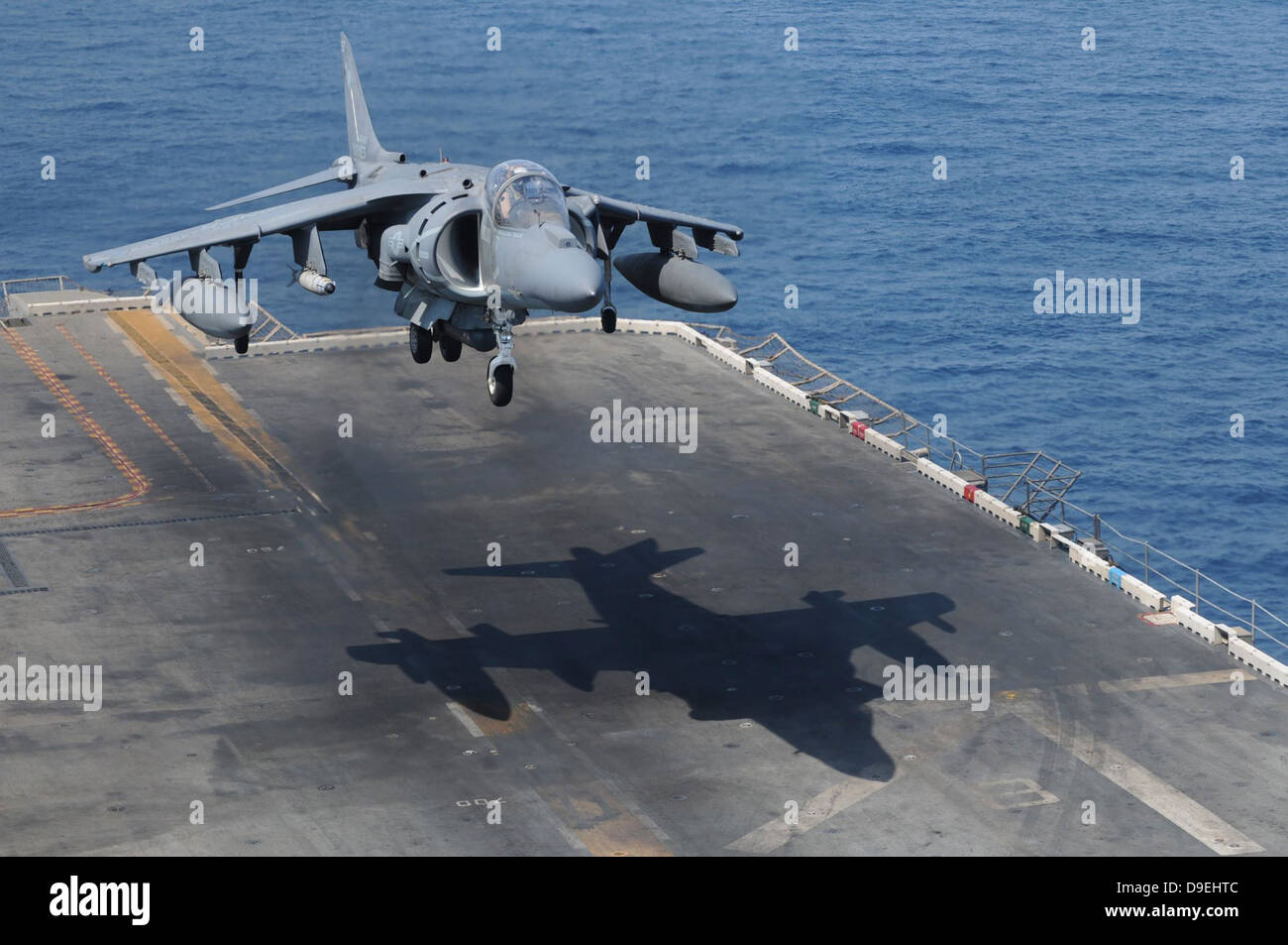 Ein AV-8 b Harrier-Flugzeug landet auf dem Flugdeck der USS Peleliu. Stockfoto