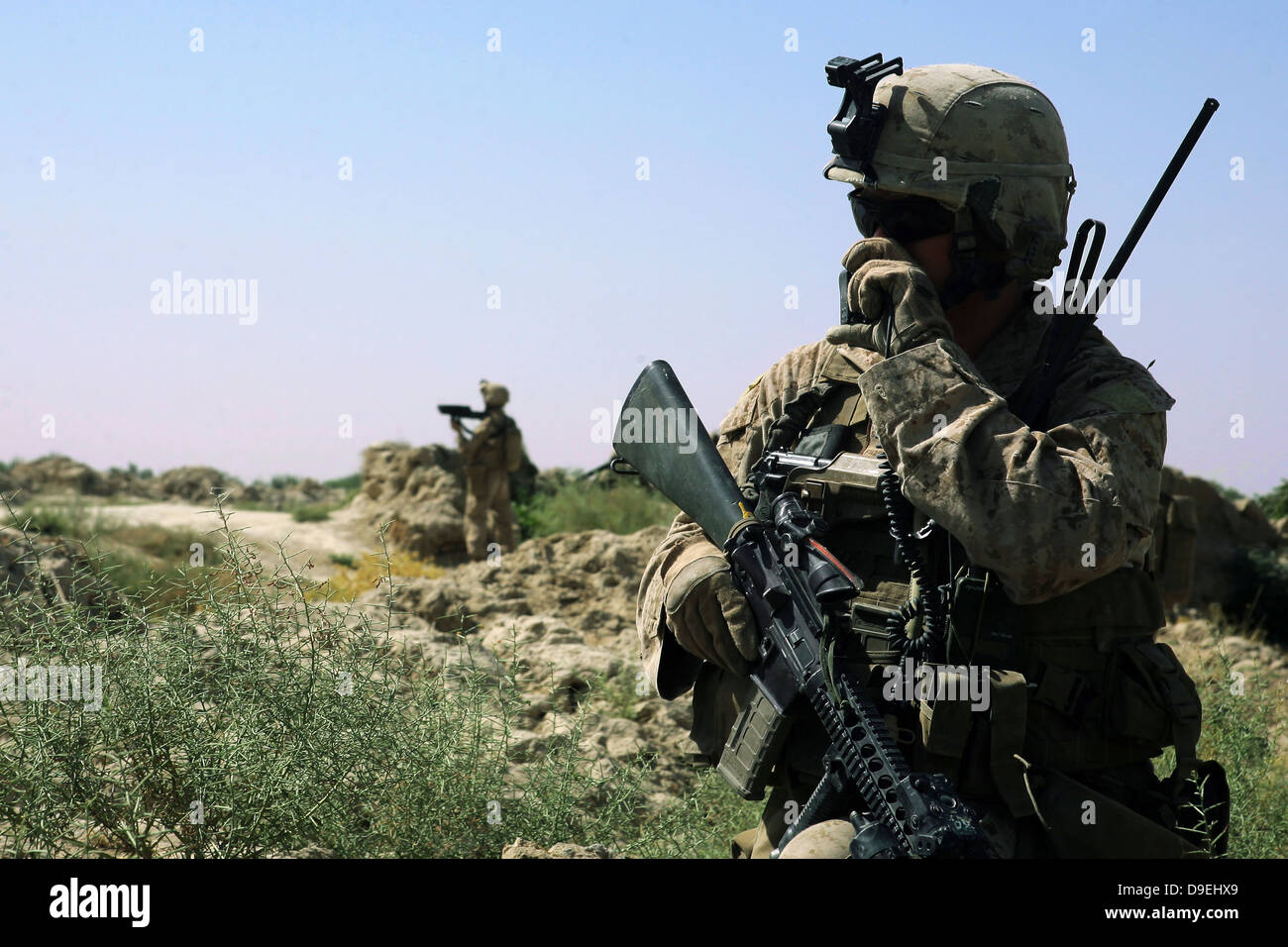27. Juli 2009 - verwendet US-Marine einen Radio während einer Sicherheitspatrouille in Helmand Provinz von Afghanistan. Stockfoto