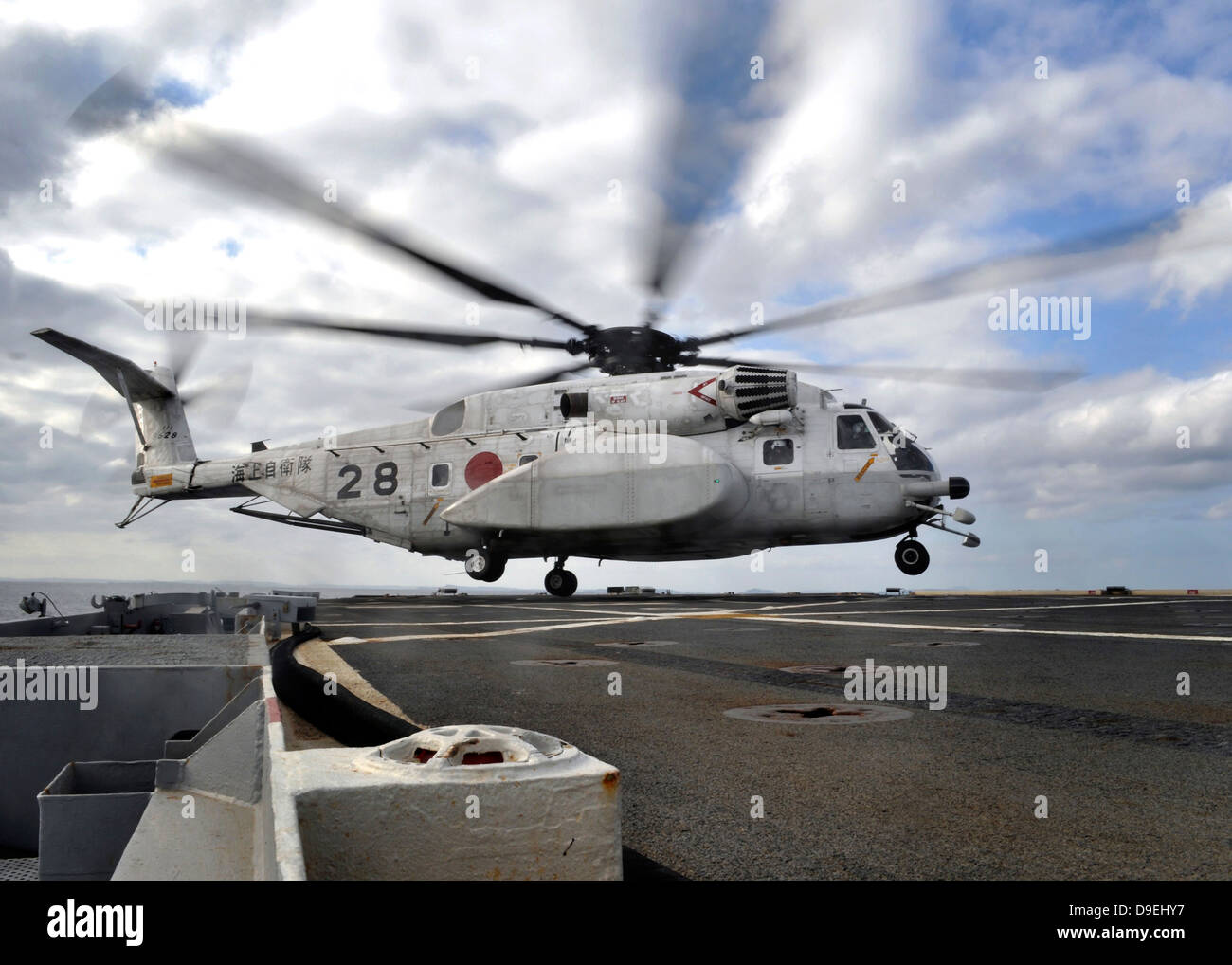Eine japanische Maritime Self-Defense Force MH-53 Sea Stallion landet auf dem Flugdeck der USS Denver. Stockfoto