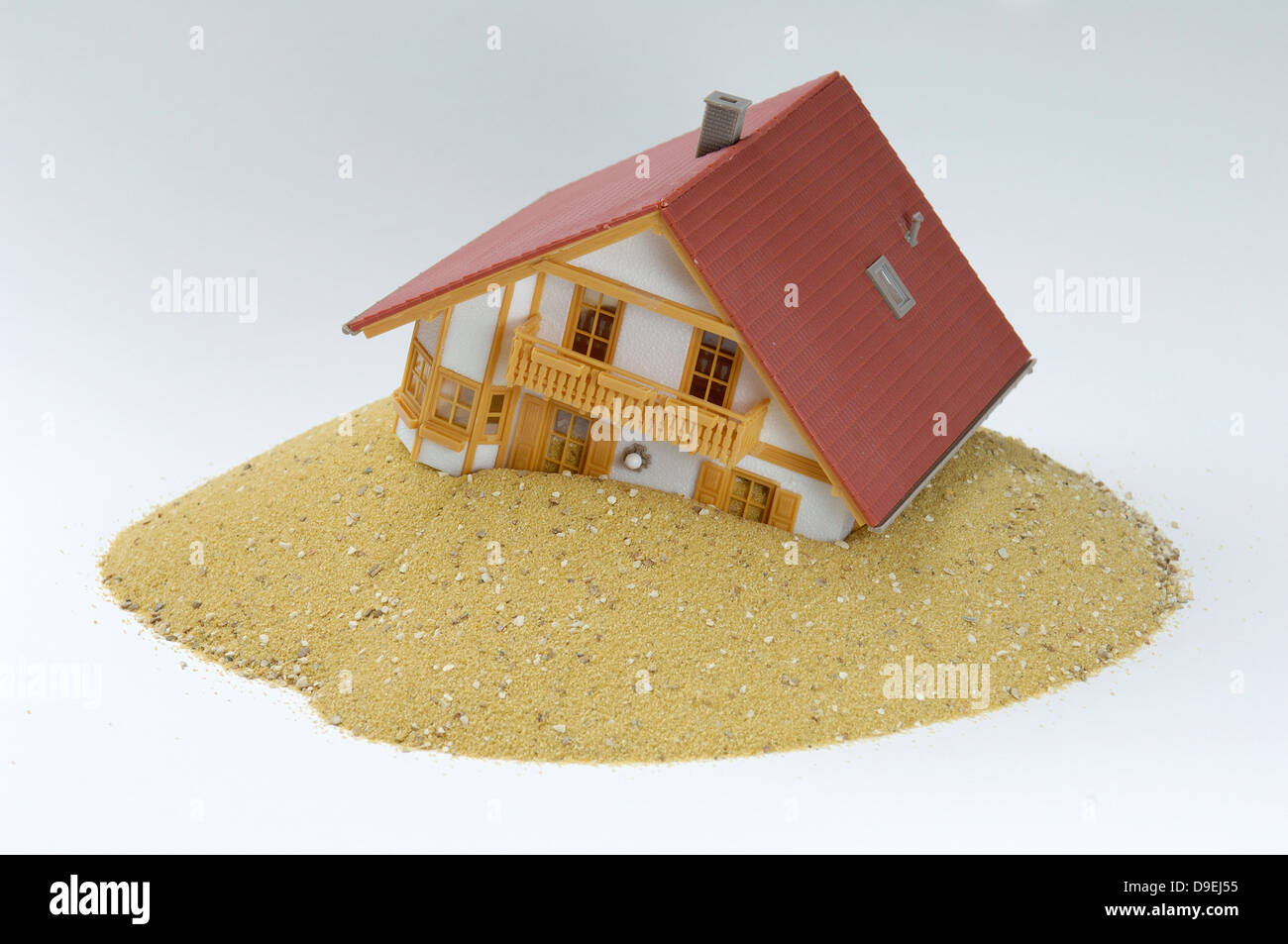 Haus-Modell auf sandigen Hügel. Metapher für unzuverlässig Baufinanzierung. Stockfoto