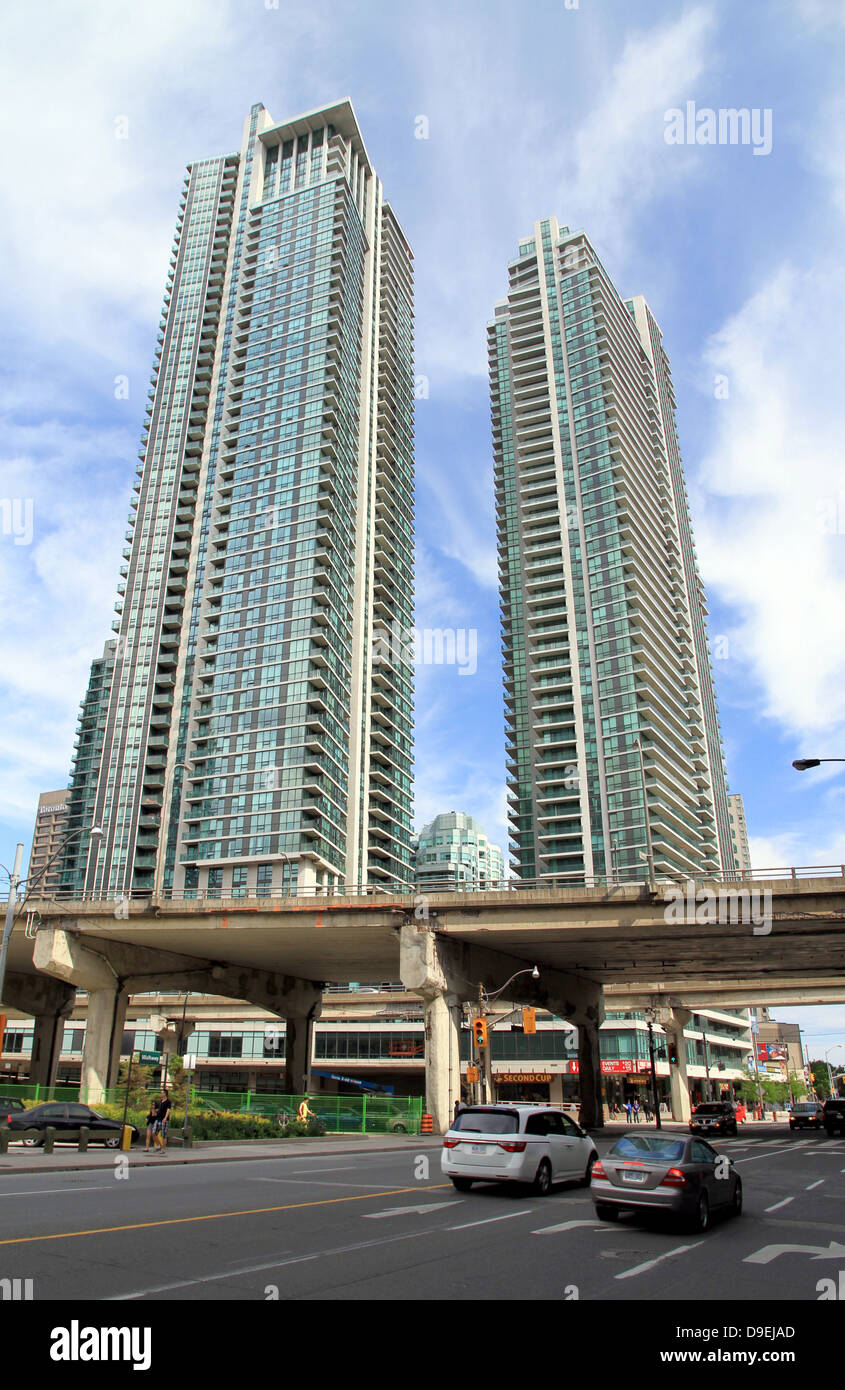 Neue Eigentumswohnungen Toronto und Gardiner Expressway Stockfoto