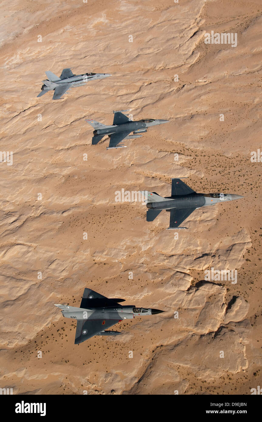 Militärische Kampfjets fliegen in Formation über den Jordan. Stockfoto