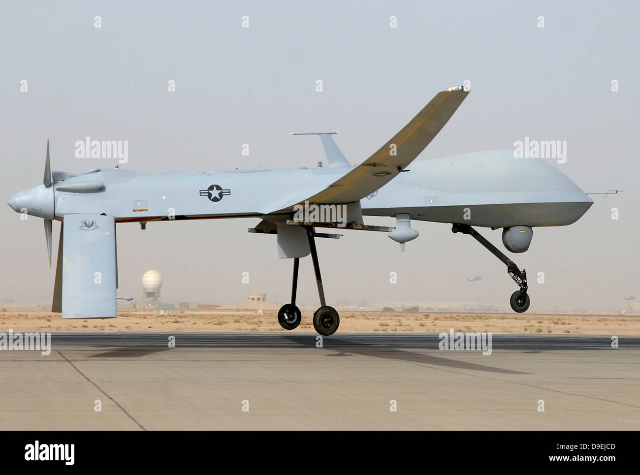 Ein MQ-1 Predator, unbemannte Flugzeuge für den Start zur Unterstützung von Operationen im Südwesten Asien bereitet sich vor. Stockfoto