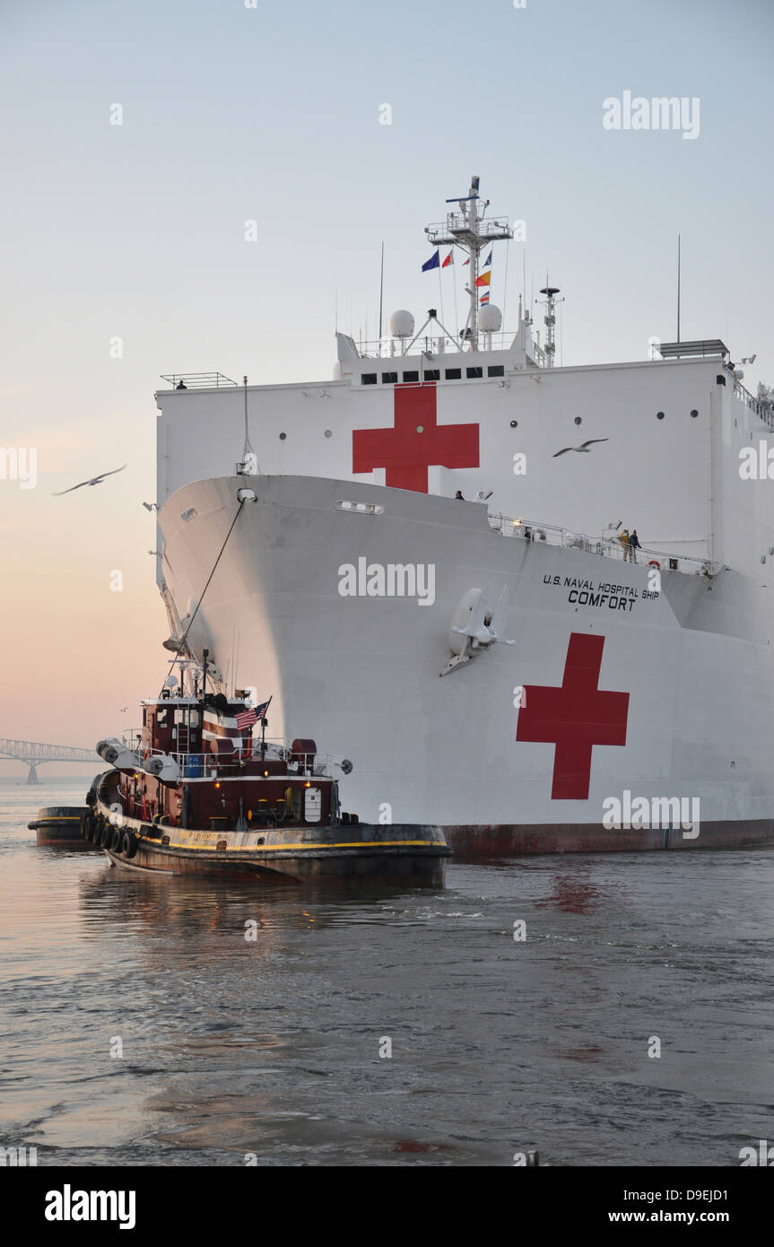 Das Krankenhausschiff fährt USNS Comfort für die Bereitstellung. Stockfoto