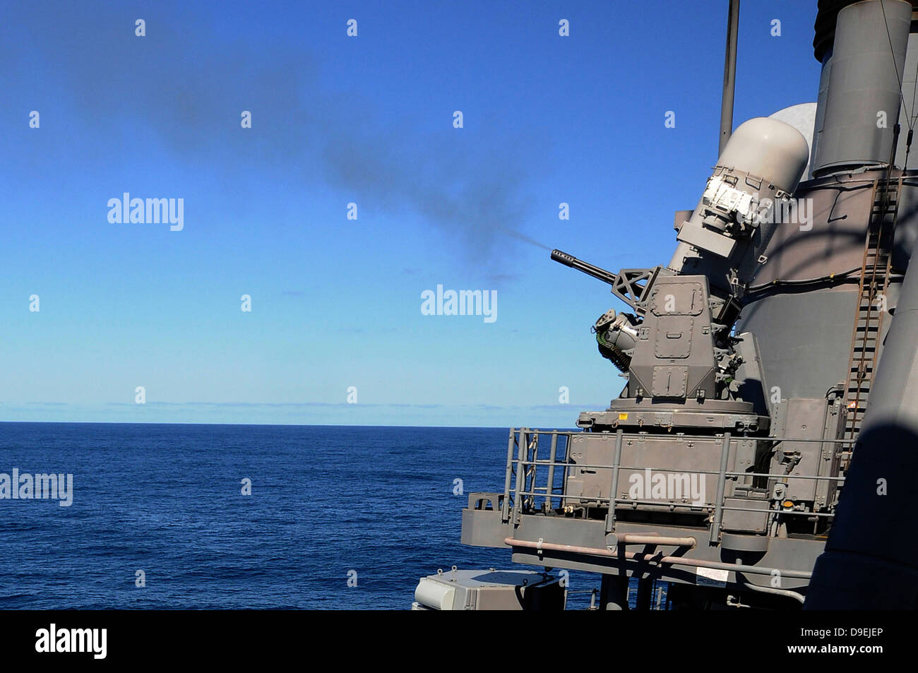 USS Monterey führt ein schließen-in Waffen-System live Brandversuch. Stockfoto