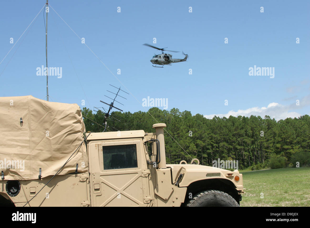 Ein UH-1N Hubschrauber fliegt über die Marine Air Support Squadron zusammengesetzte. Stockfoto