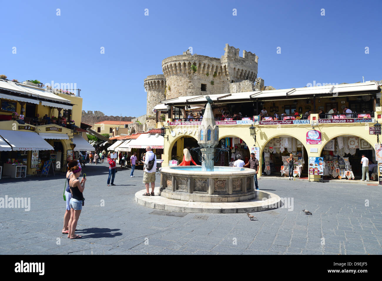 Castellania Brunnen in Ippokratous Square, Old Town, Rhodos Stadt, Rhodos (Rodos), Dodekanes, Süd Ägäis, Griechenland Stockfoto