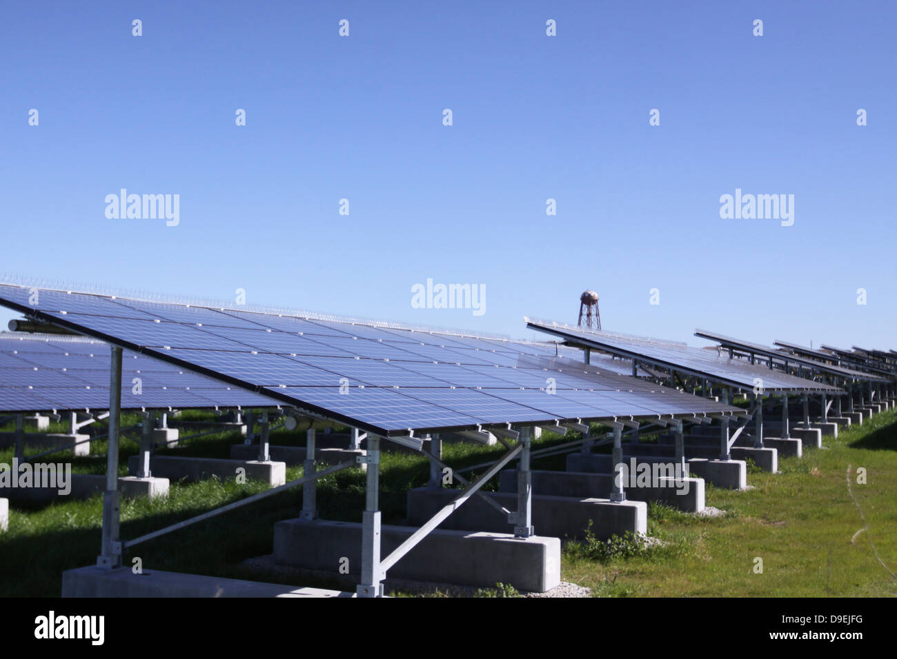 Eine Photovoltaik-Anlage von Solarzellen. Stockfoto