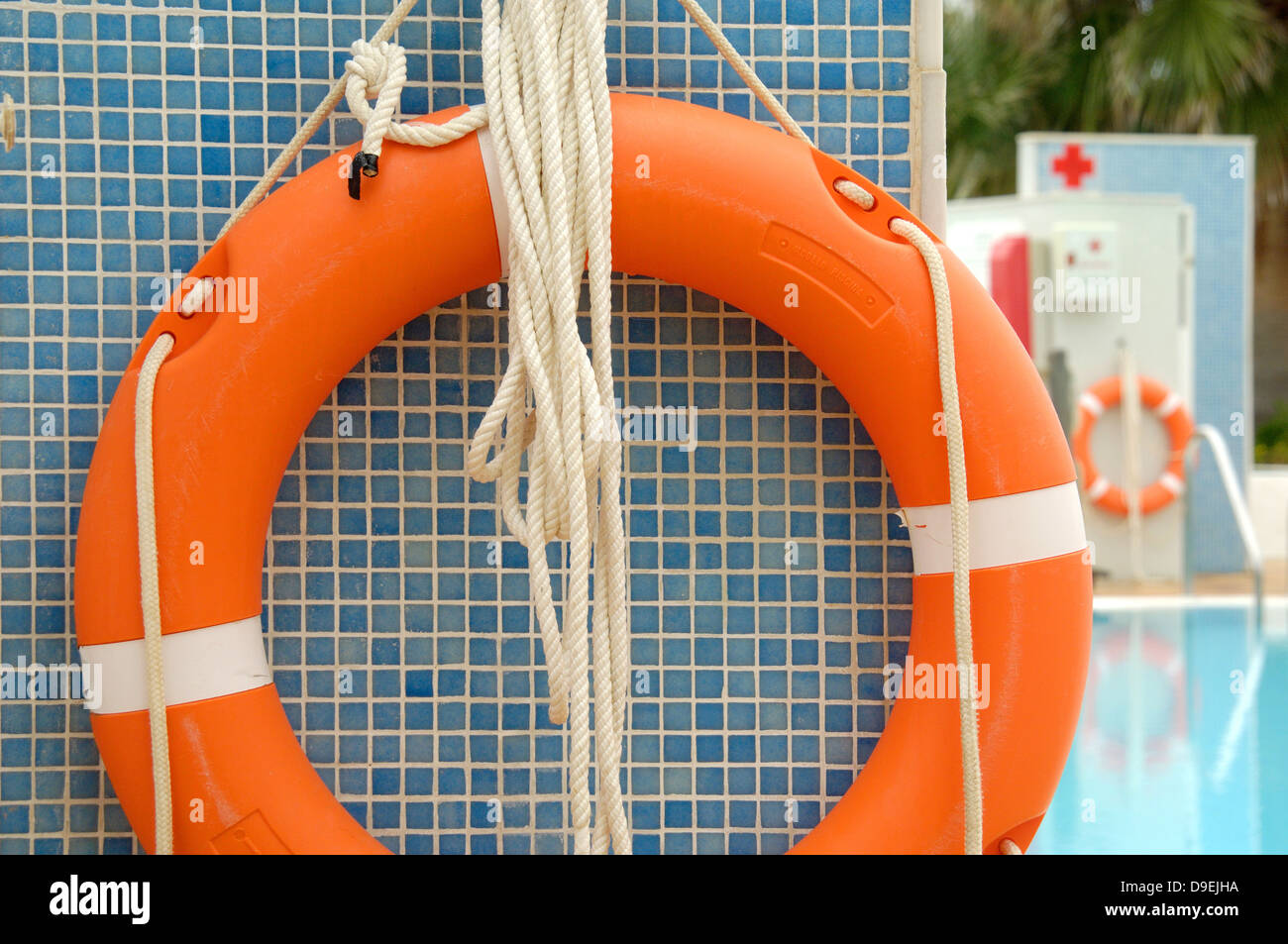 Rettungsringe im Schwimmbad Stockfoto