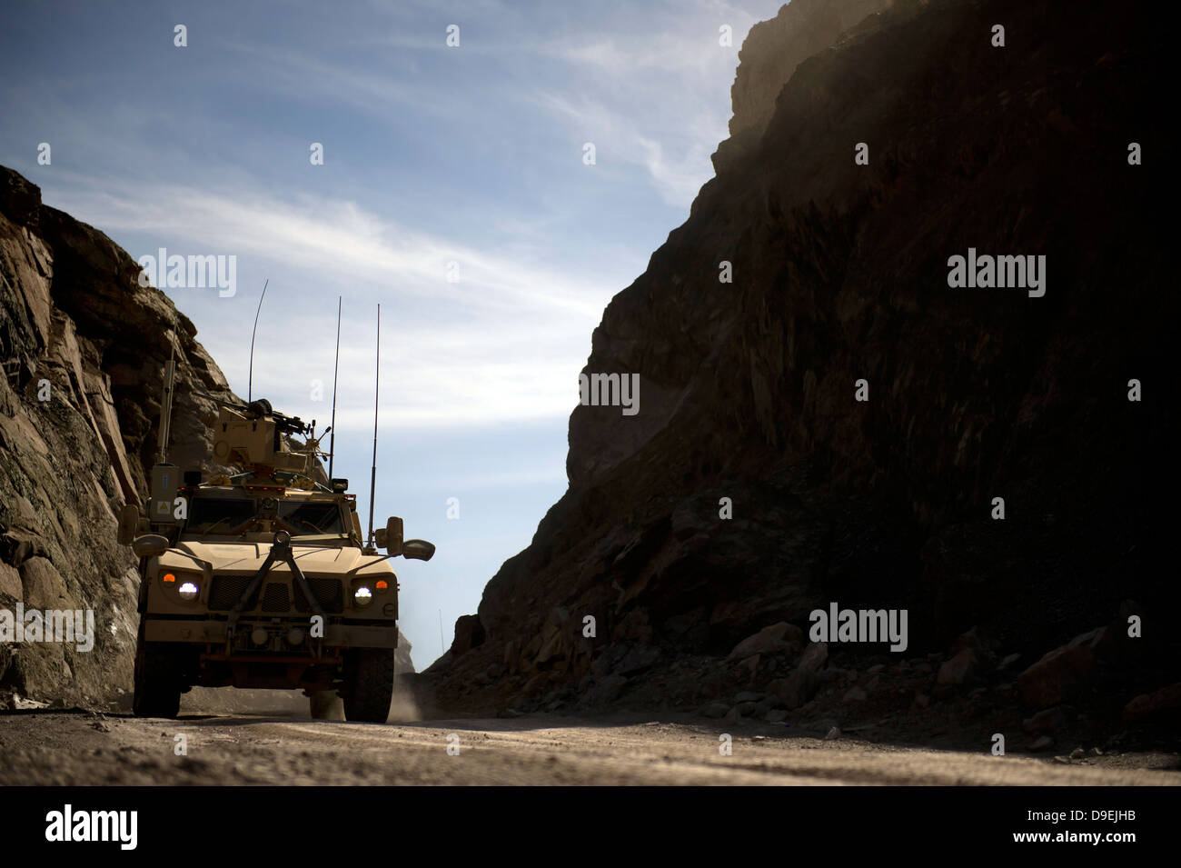 Ein MRAP Fahrzeug fährt durch die Berge von Afghanistan. Stockfoto